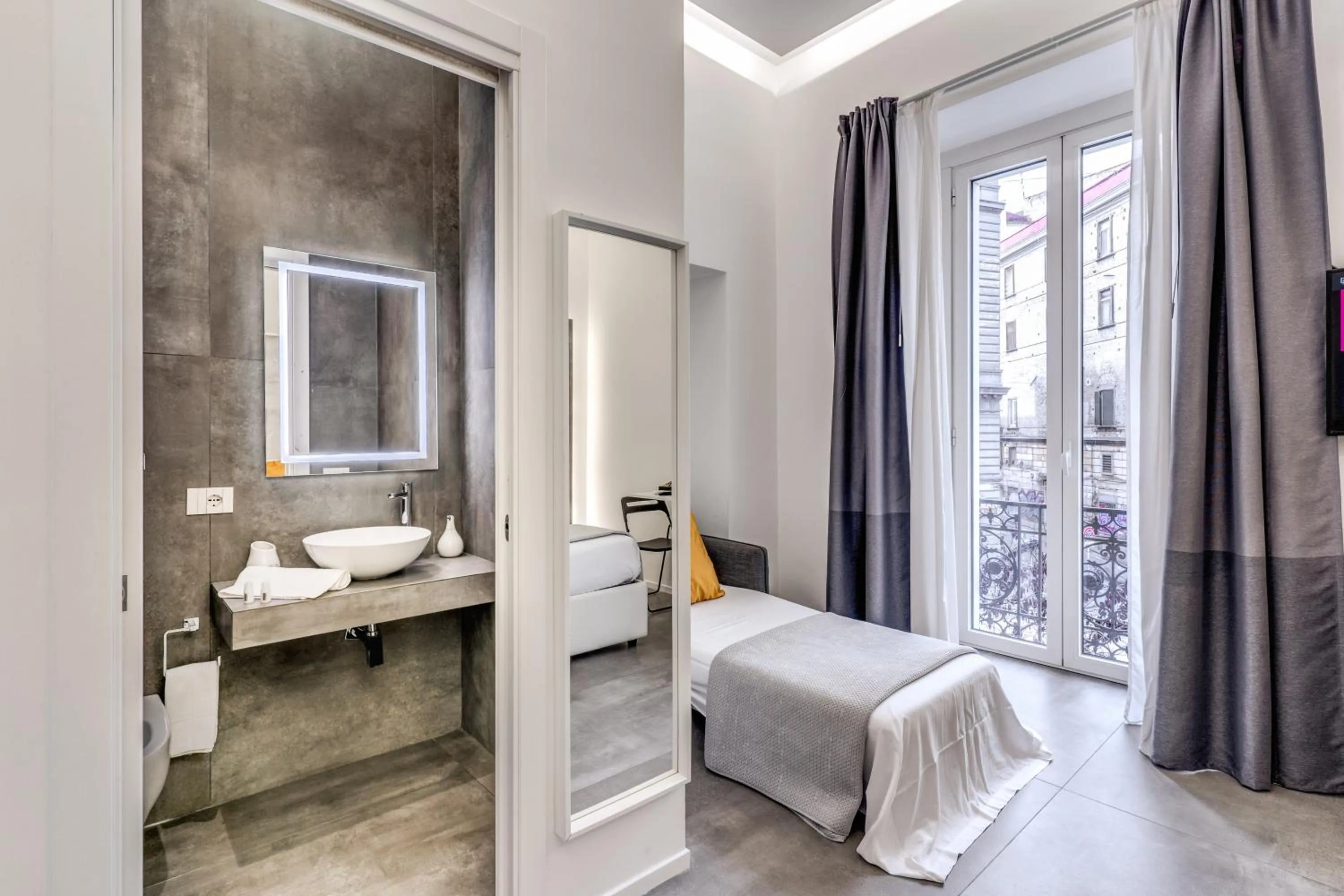 Toilet, Bed in Gallery Suite Naples