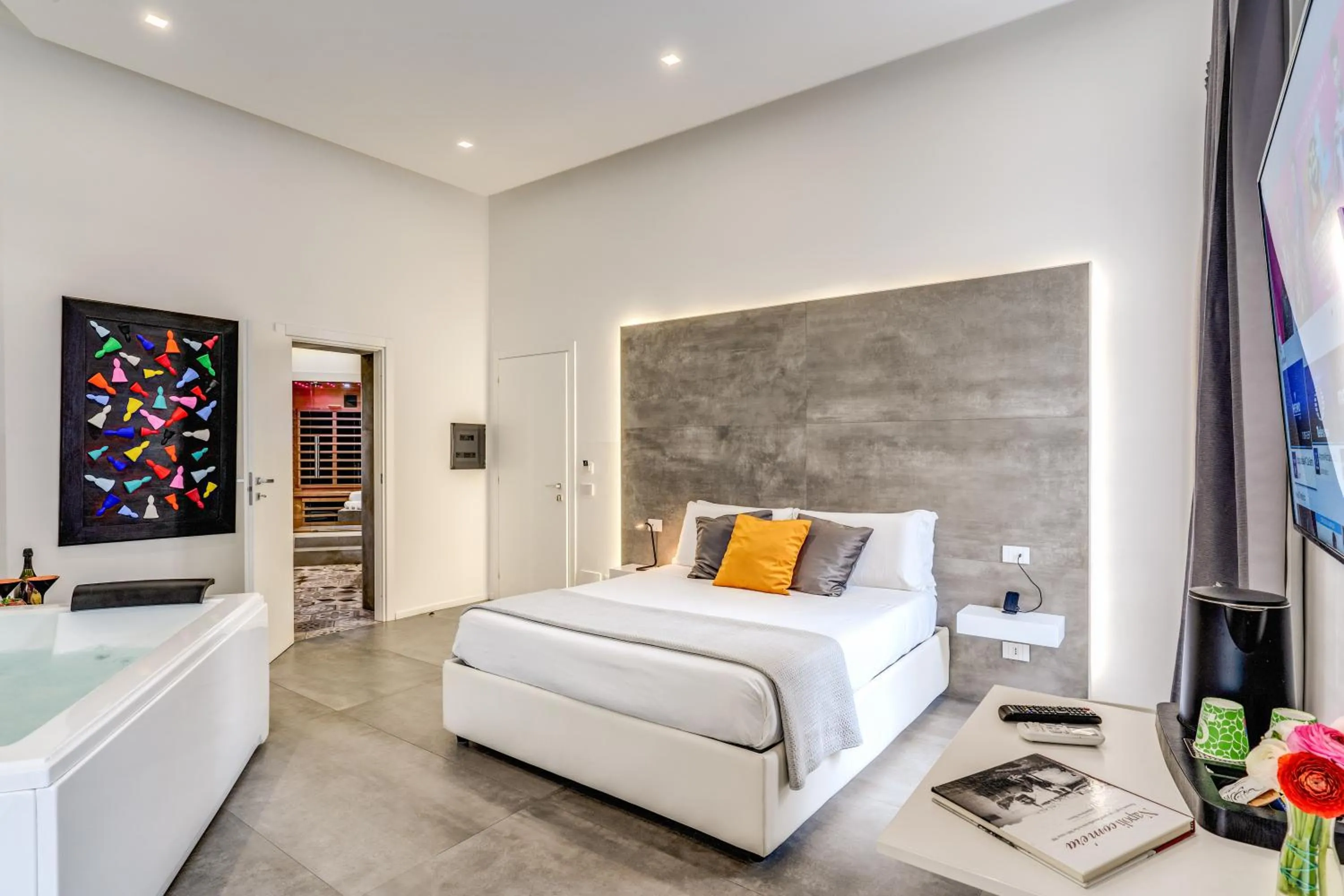 TV and multimedia, Bed in Gallery Suite Naples