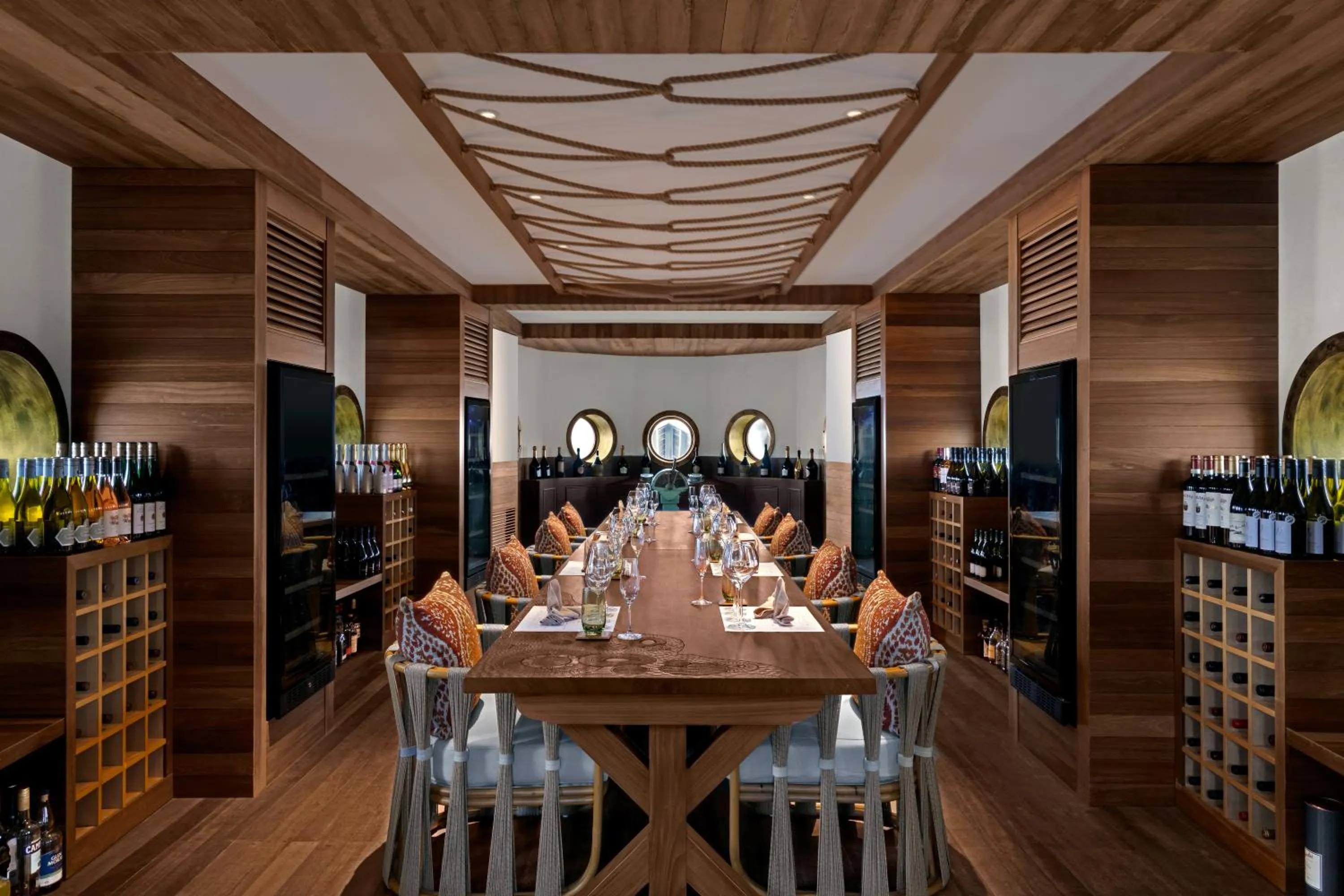 Restaurant/places to eat in Intercontinental Maldives Maamunagau Resort with Club benefits by IHG