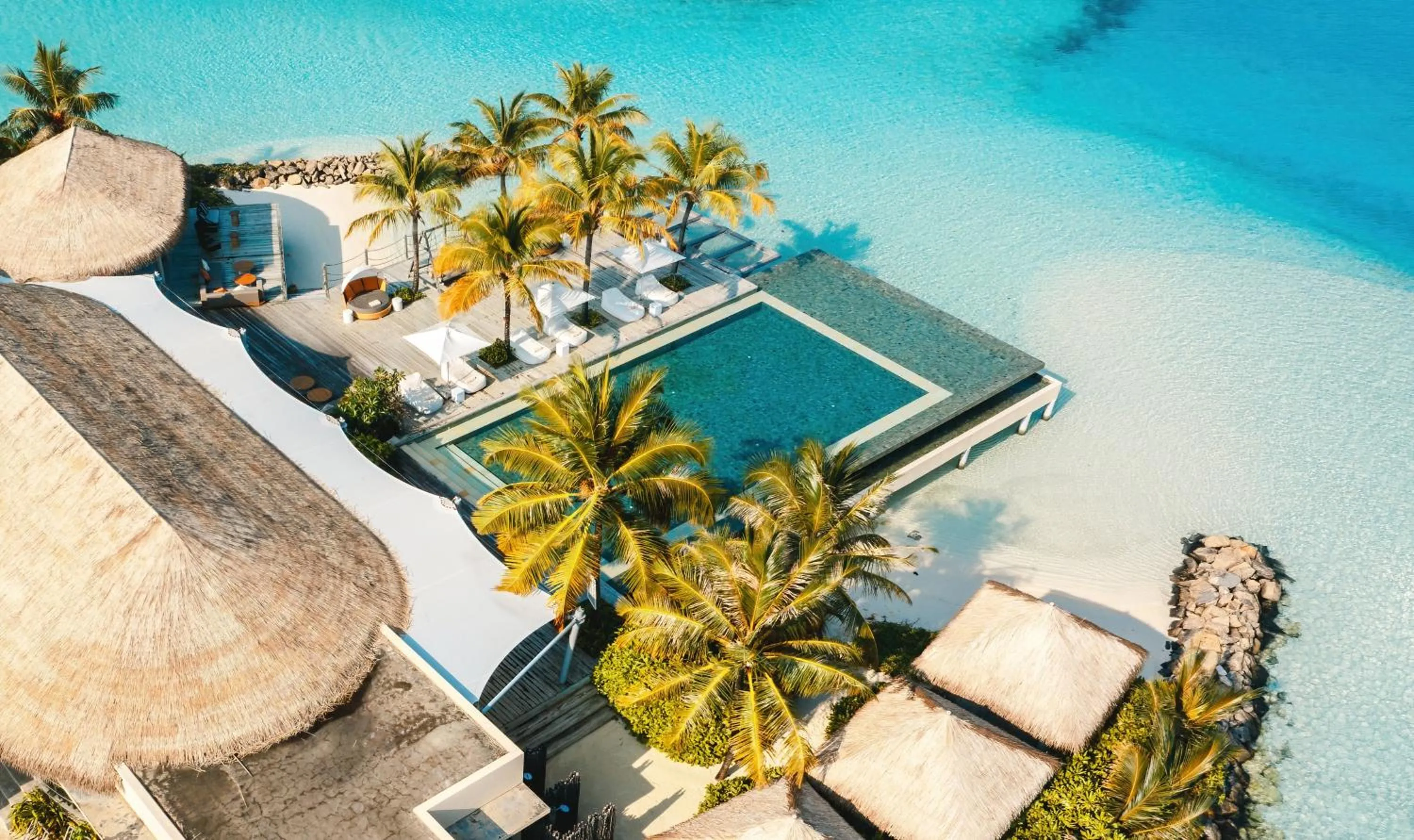 Lounge or bar in Intercontinental Maldives Maamunagau Resort with Club benefits by IHG