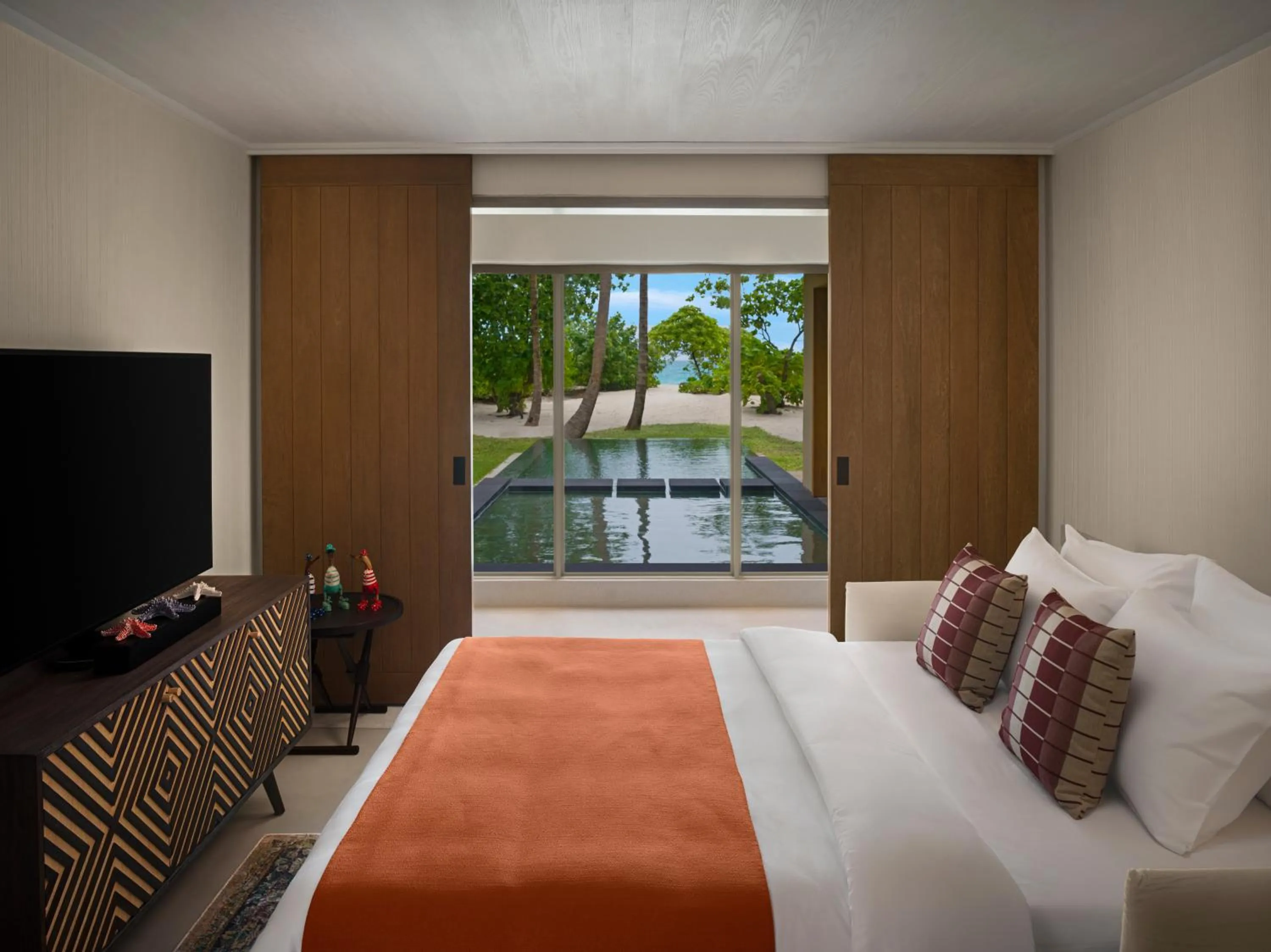 Bed in Intercontinental Maldives Maamunagau Resort with Club benefits by IHG