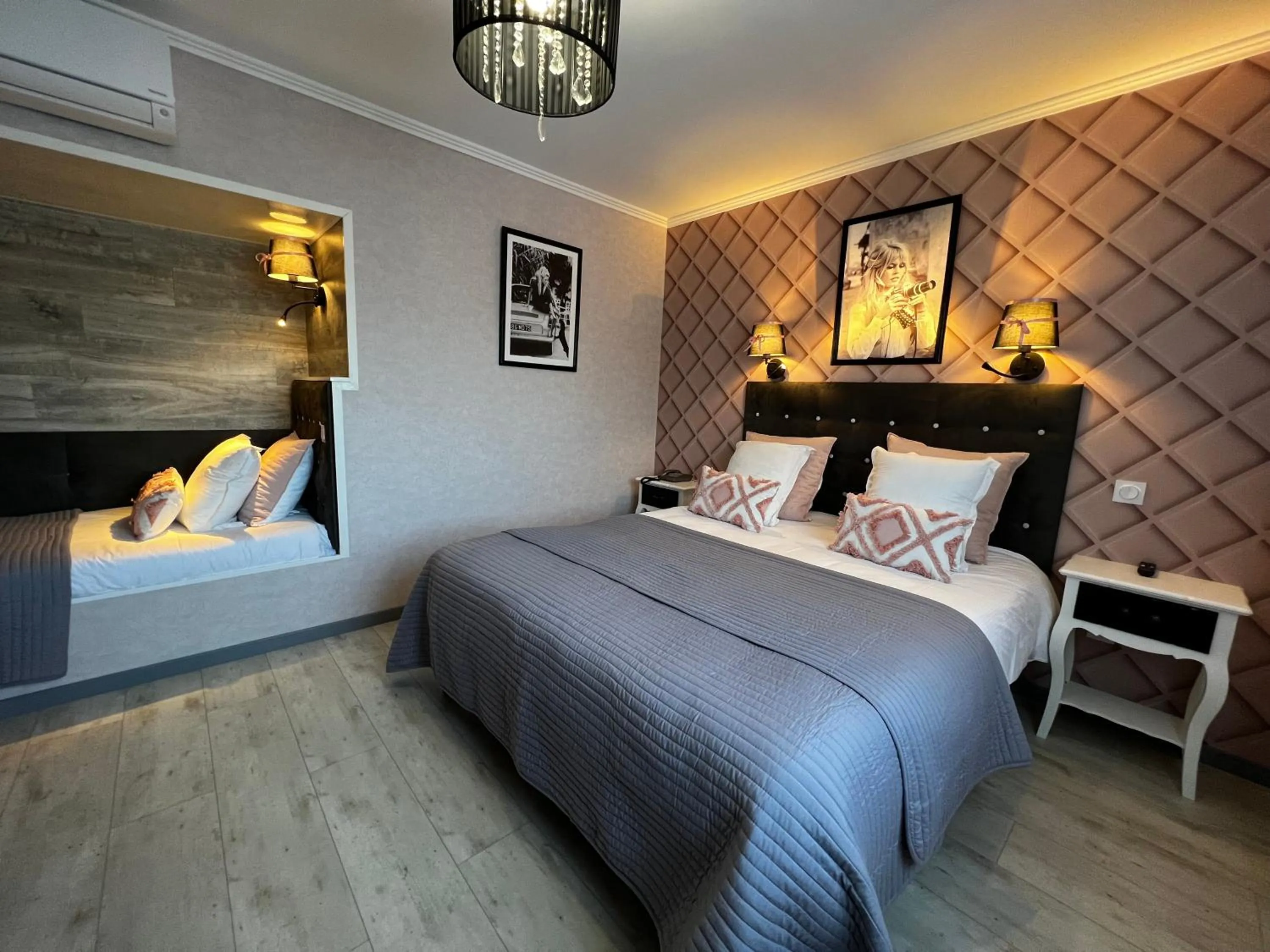 Photo of the whole room, Bed in Domaine de Roullet