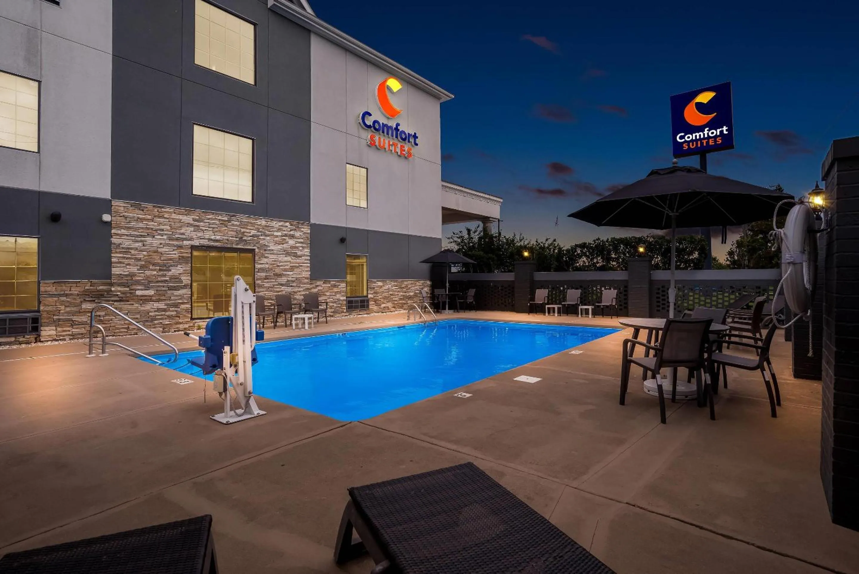 Swimming pool in Comfort Suites near Camp Lejeune
