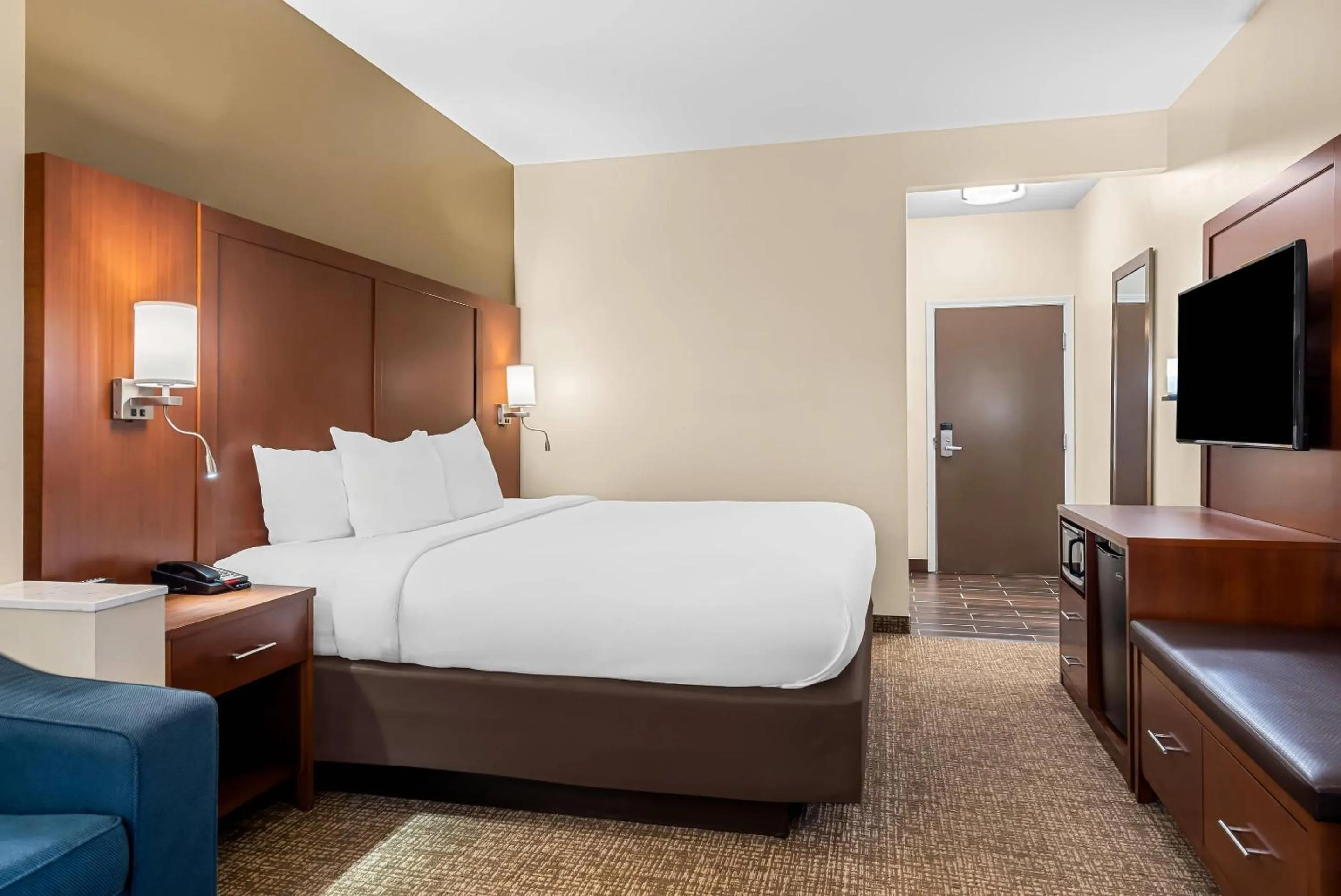 Bedroom, Bed in Comfort Suites near Camp Lejeune