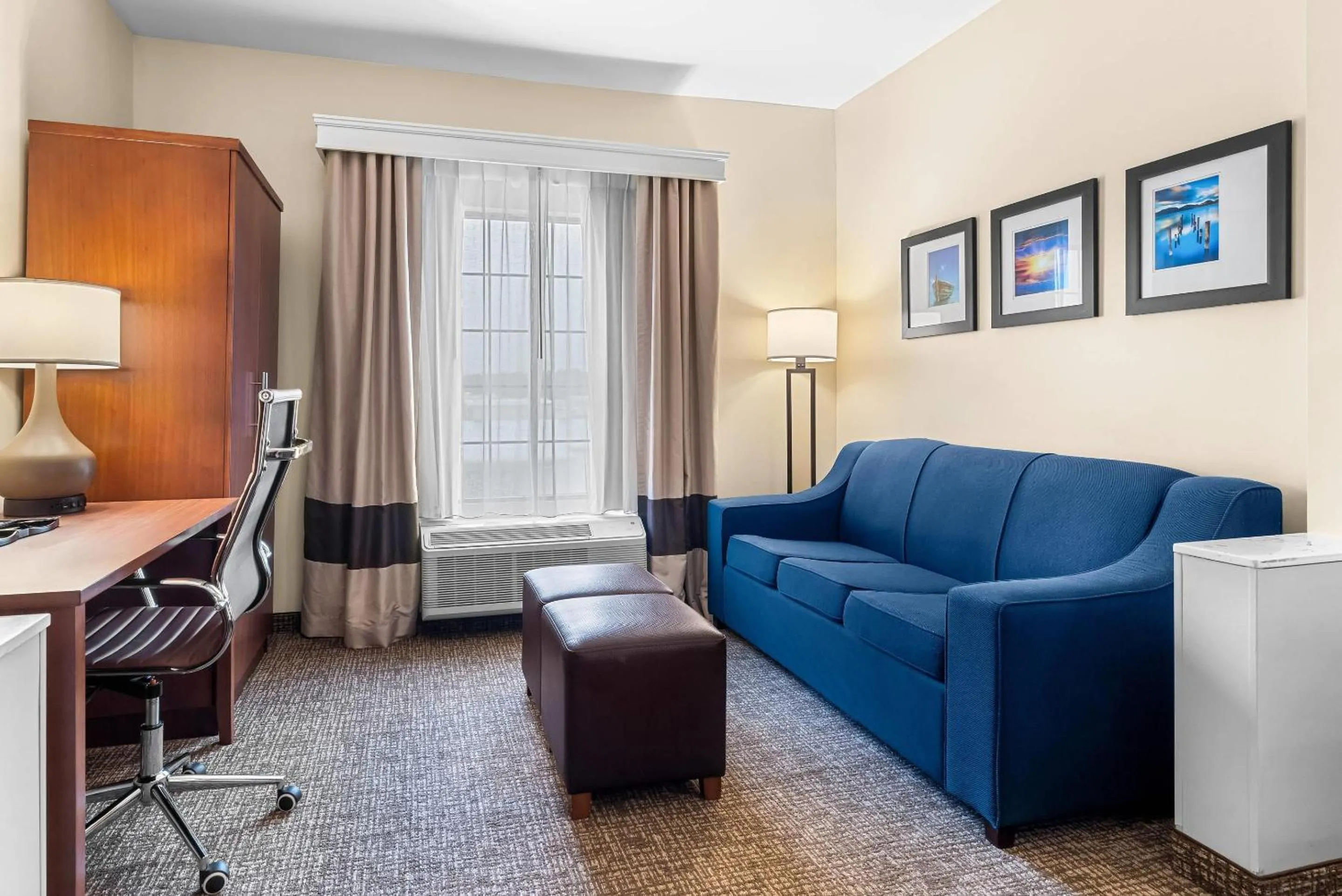 Seating area in Comfort Suites near Camp Lejeune