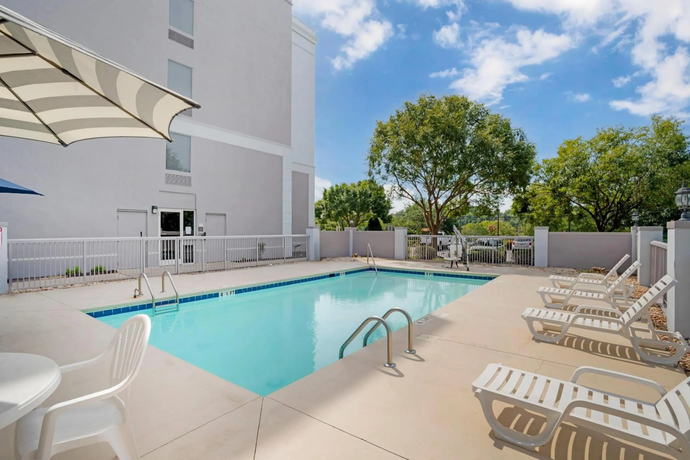 Swimming pool in Comfort Suites Gastonia - Charlotte