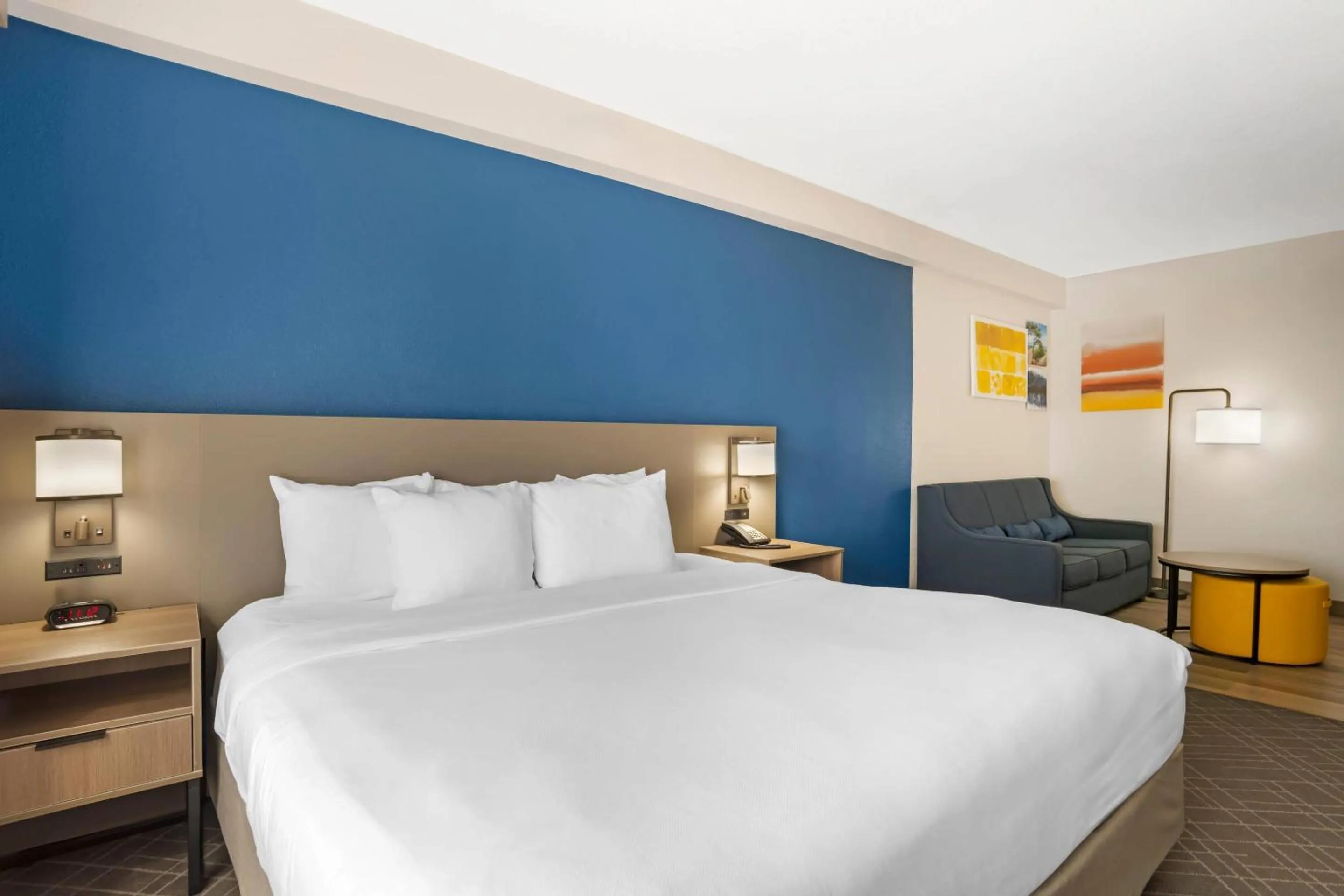 Bedroom, Bed in Comfort Suites Gastonia - Charlotte