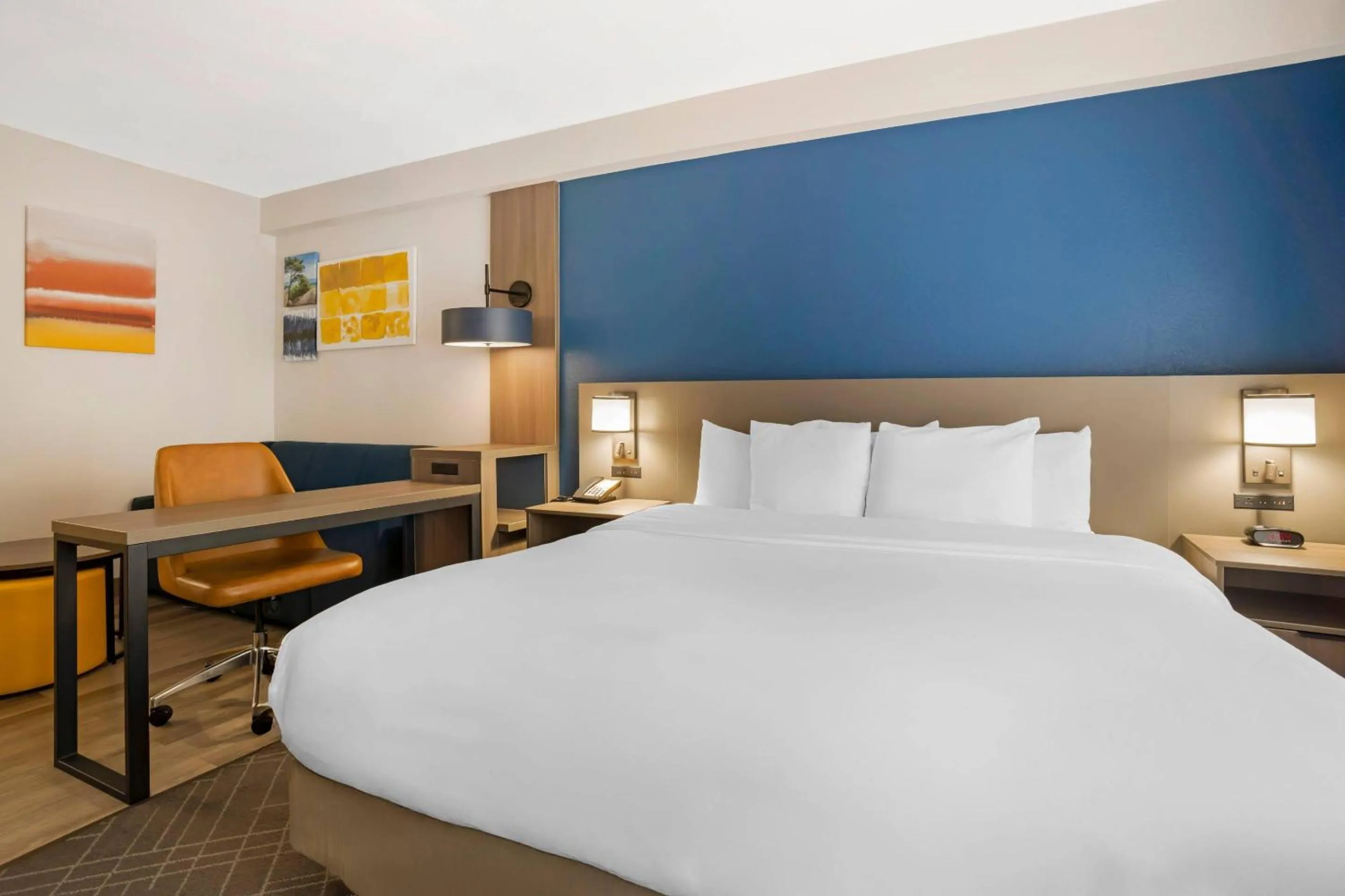 Bedroom, Bed in Comfort Suites Gastonia - Charlotte