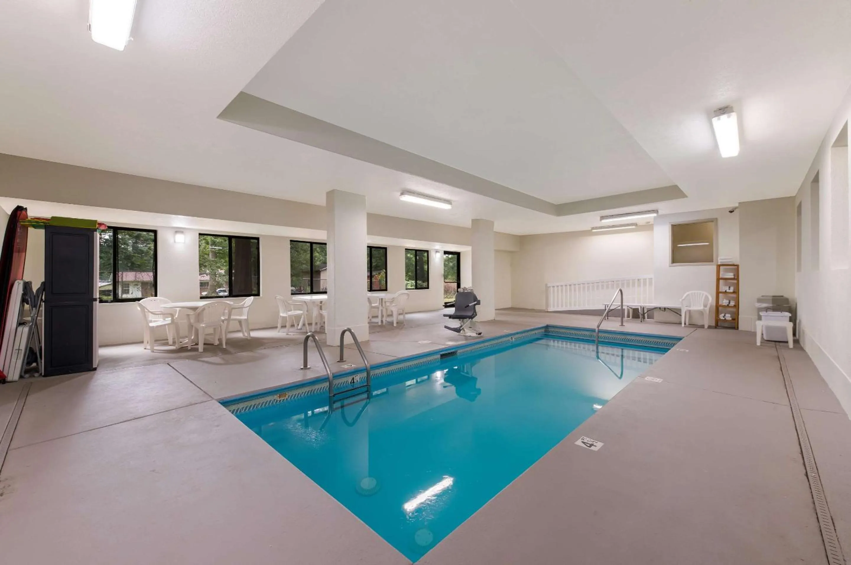 Swimming pool in Sleep Inn Northlake