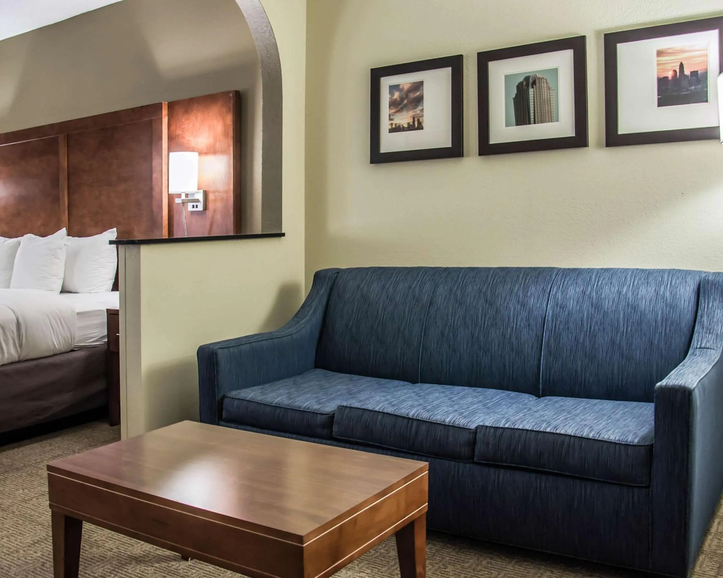 Bedroom, Bed in Comfort Suites University - Research Park
