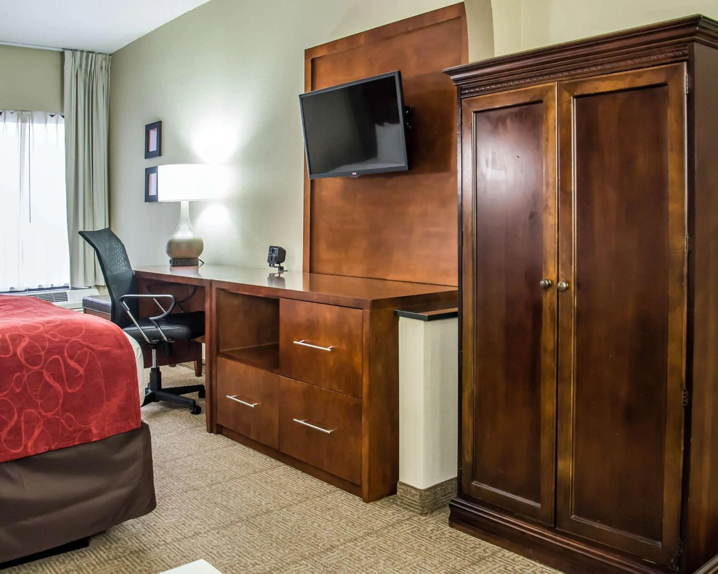 Bedroom in Comfort Suites University - Research Park