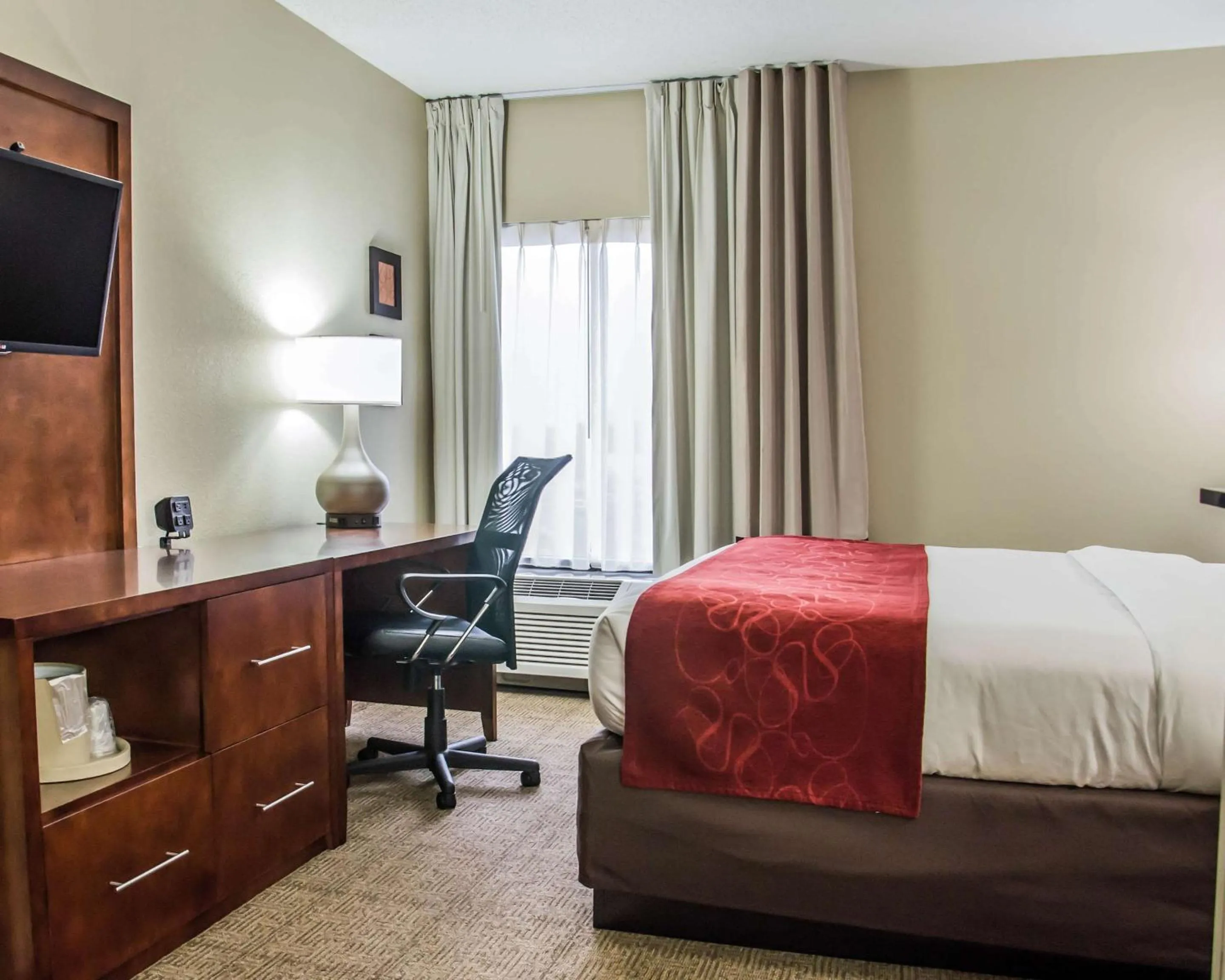Bedroom, Bed in Comfort Suites University - Research Park