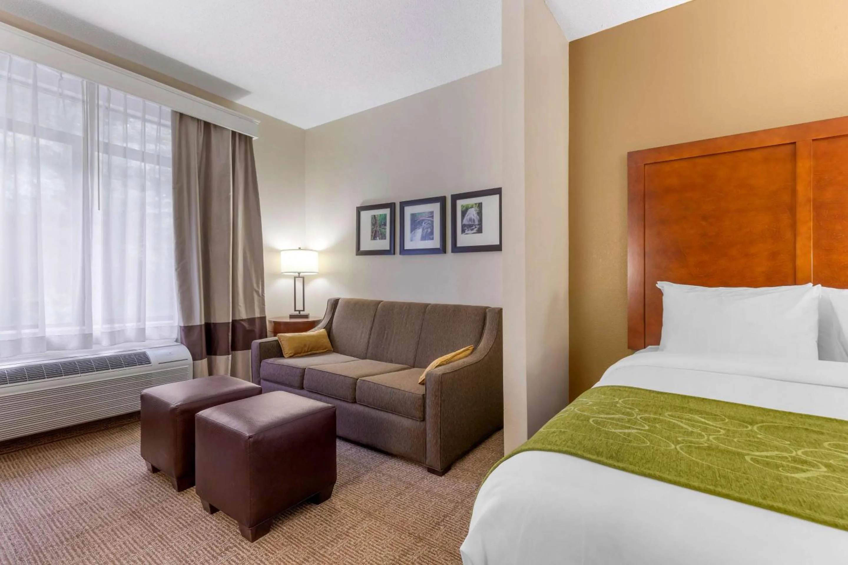 Bedroom, Bed in Comfort Suites Boone - University Area