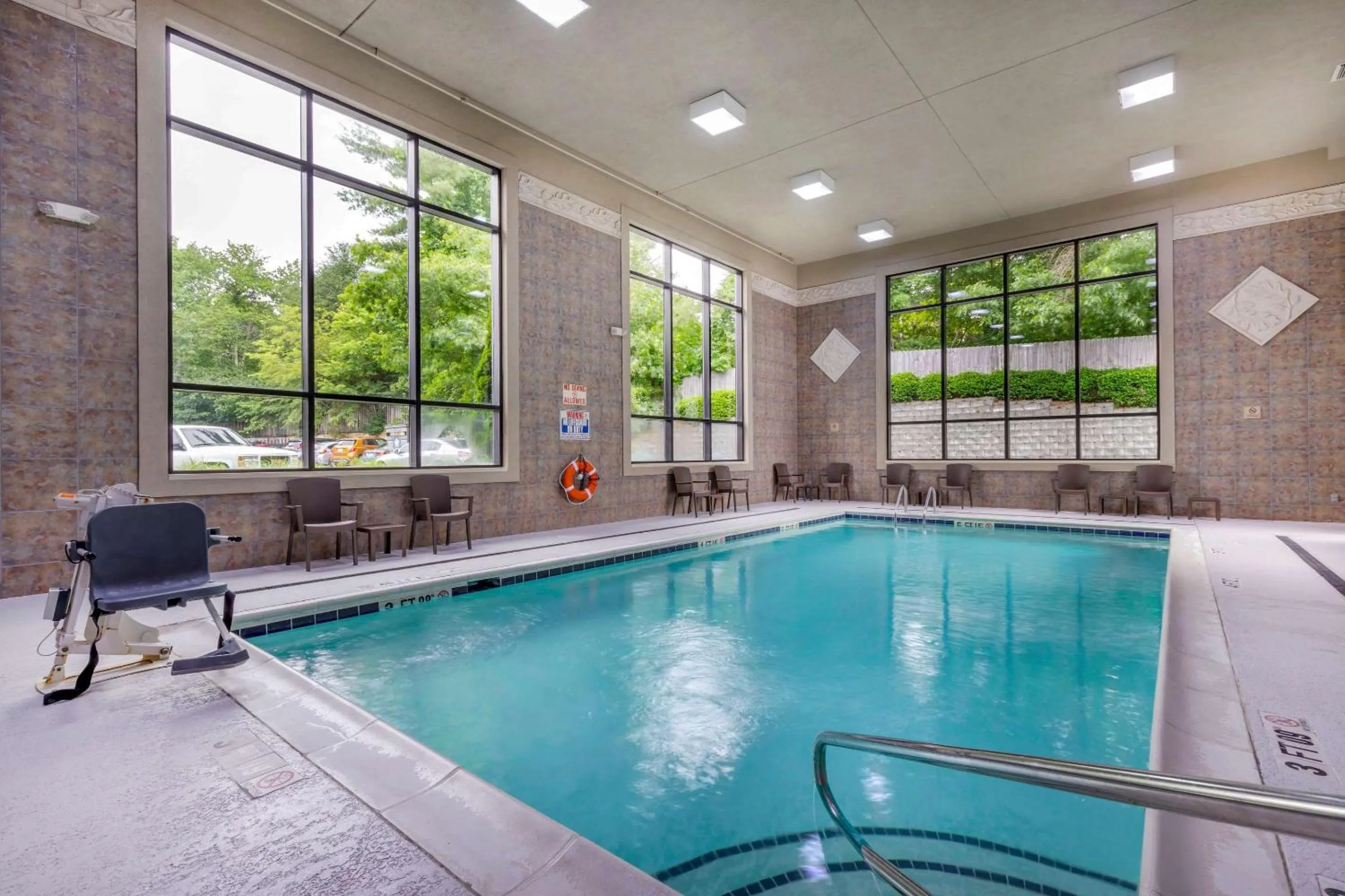 Swimming pool in Comfort Suites Boone - University Area