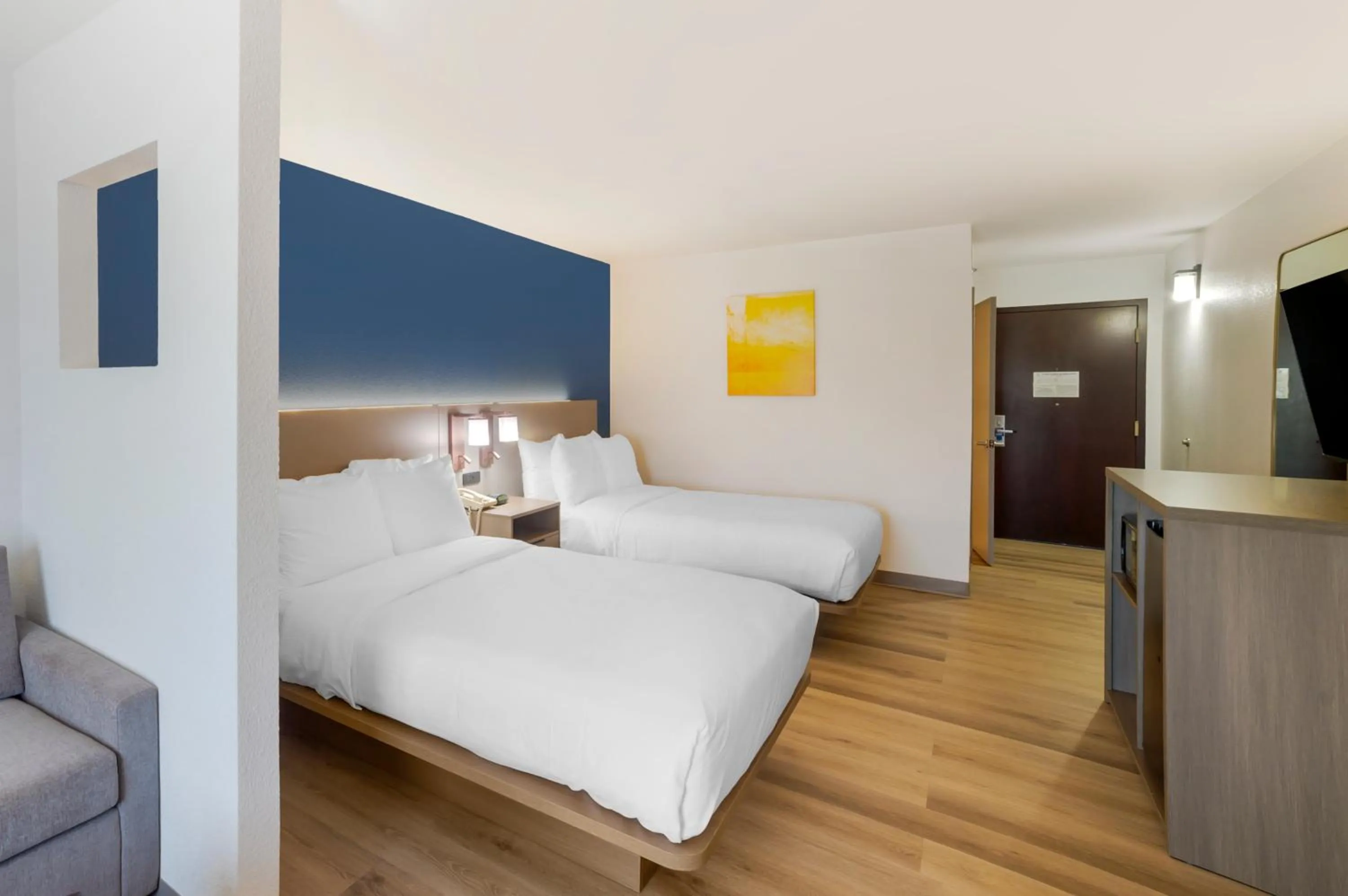 Bed in Comfort Inn Asheville Airport