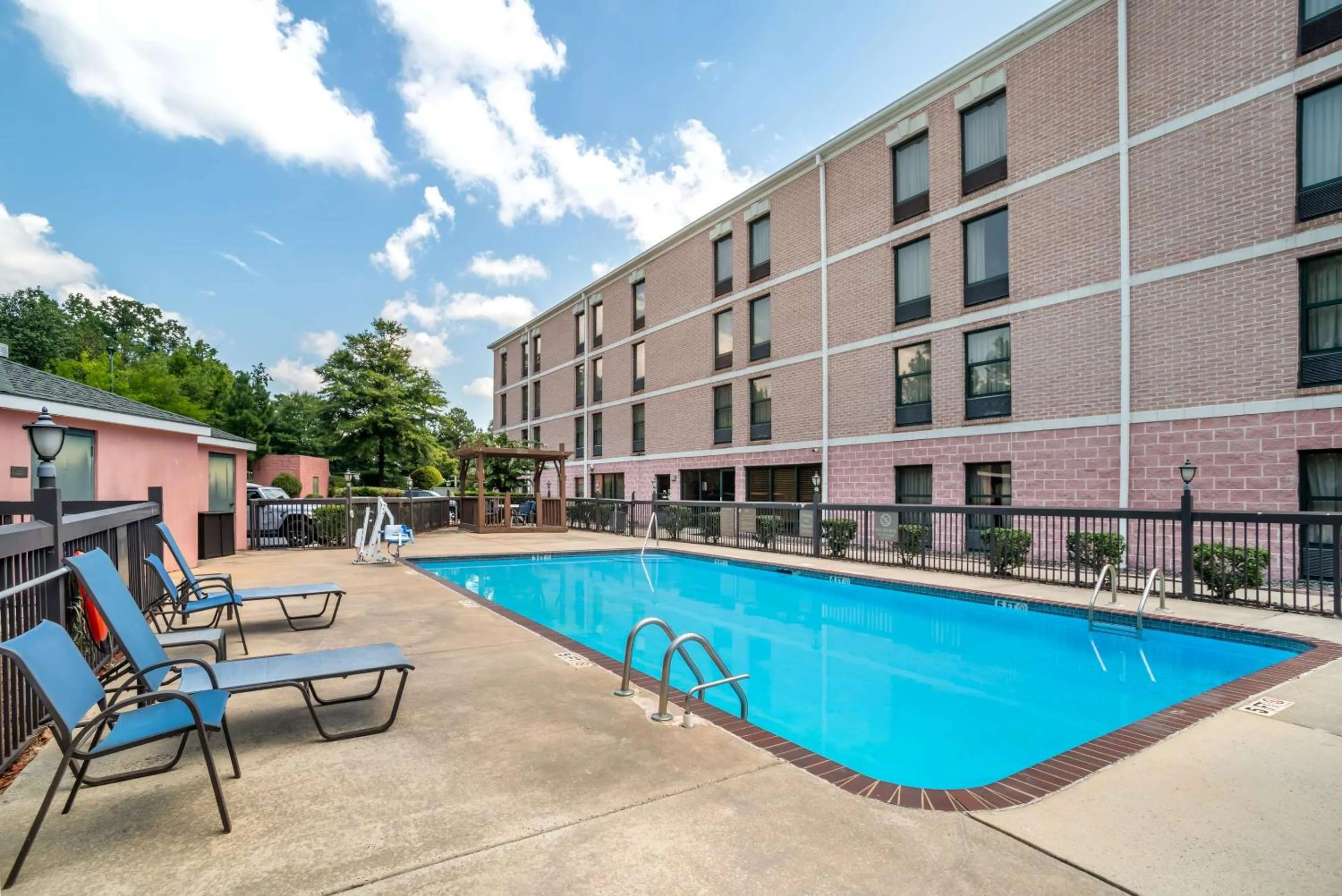 Swimming pool in Comfort Inn & Suites Lake Norman