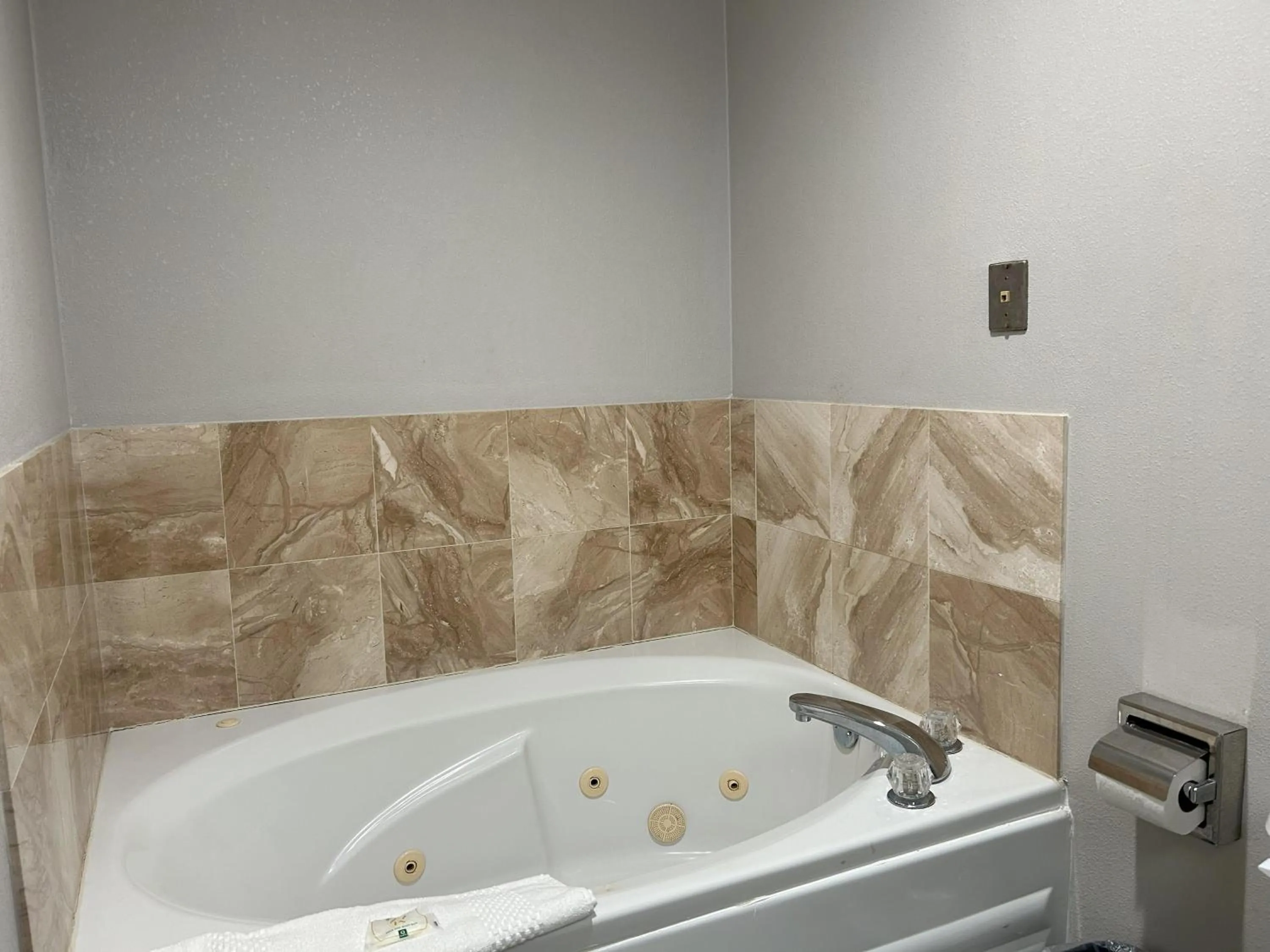 Bath in Quality Inn & Suites Tarboro - Kingsboro