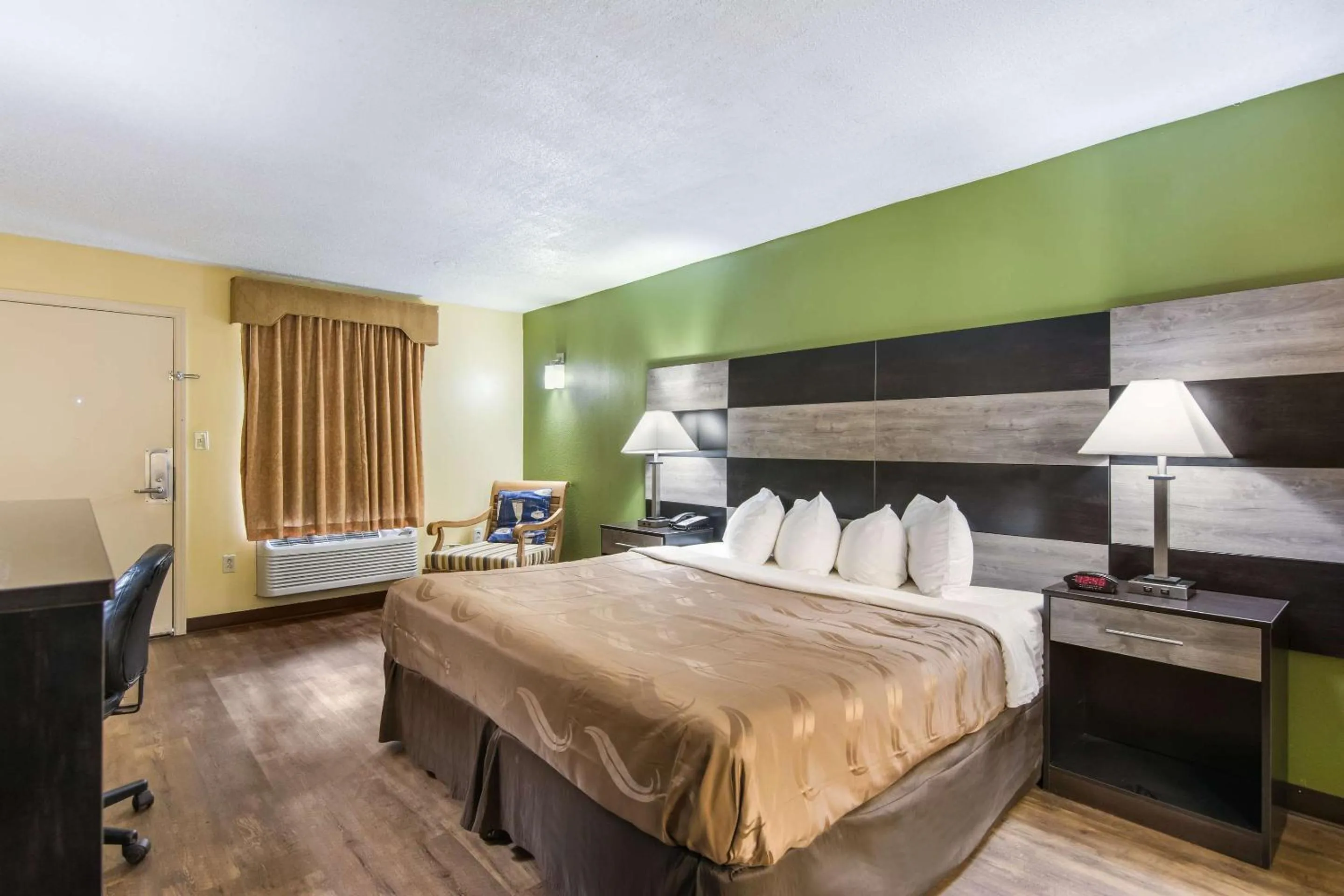 Bedroom, Bed in Quality Inn Kings Mountain