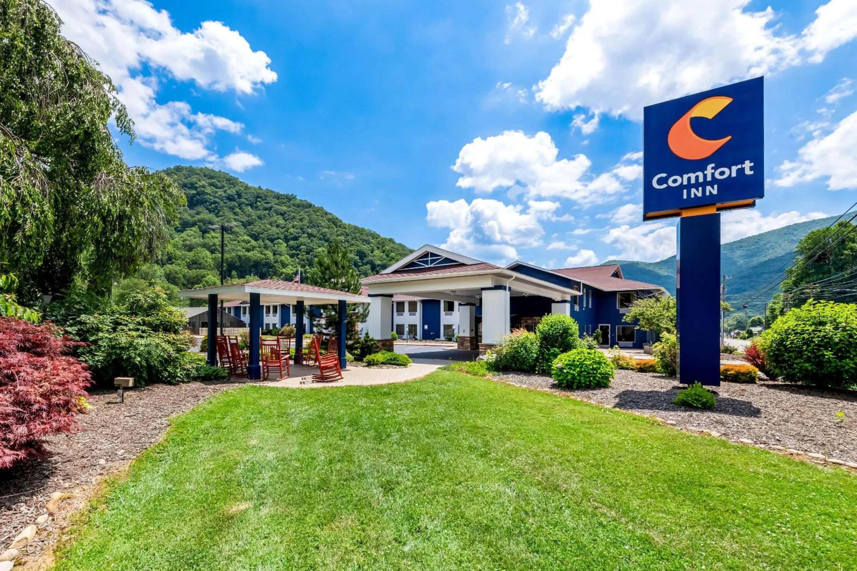 Property building in Comfort Inn near Great Smoky Mountain National Park