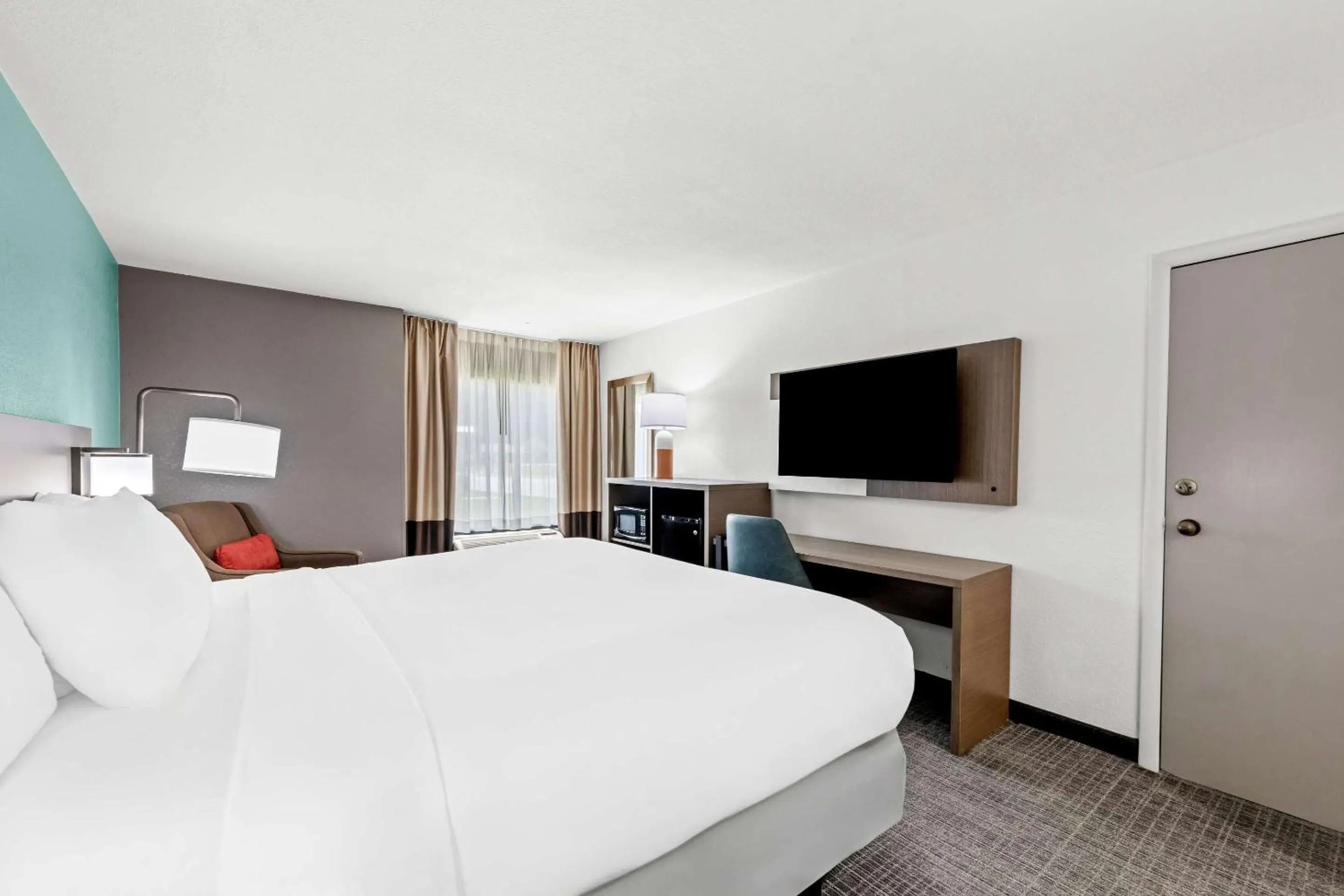 Bedroom, Bed in Comfort Inn near Great Smoky Mountain National Park