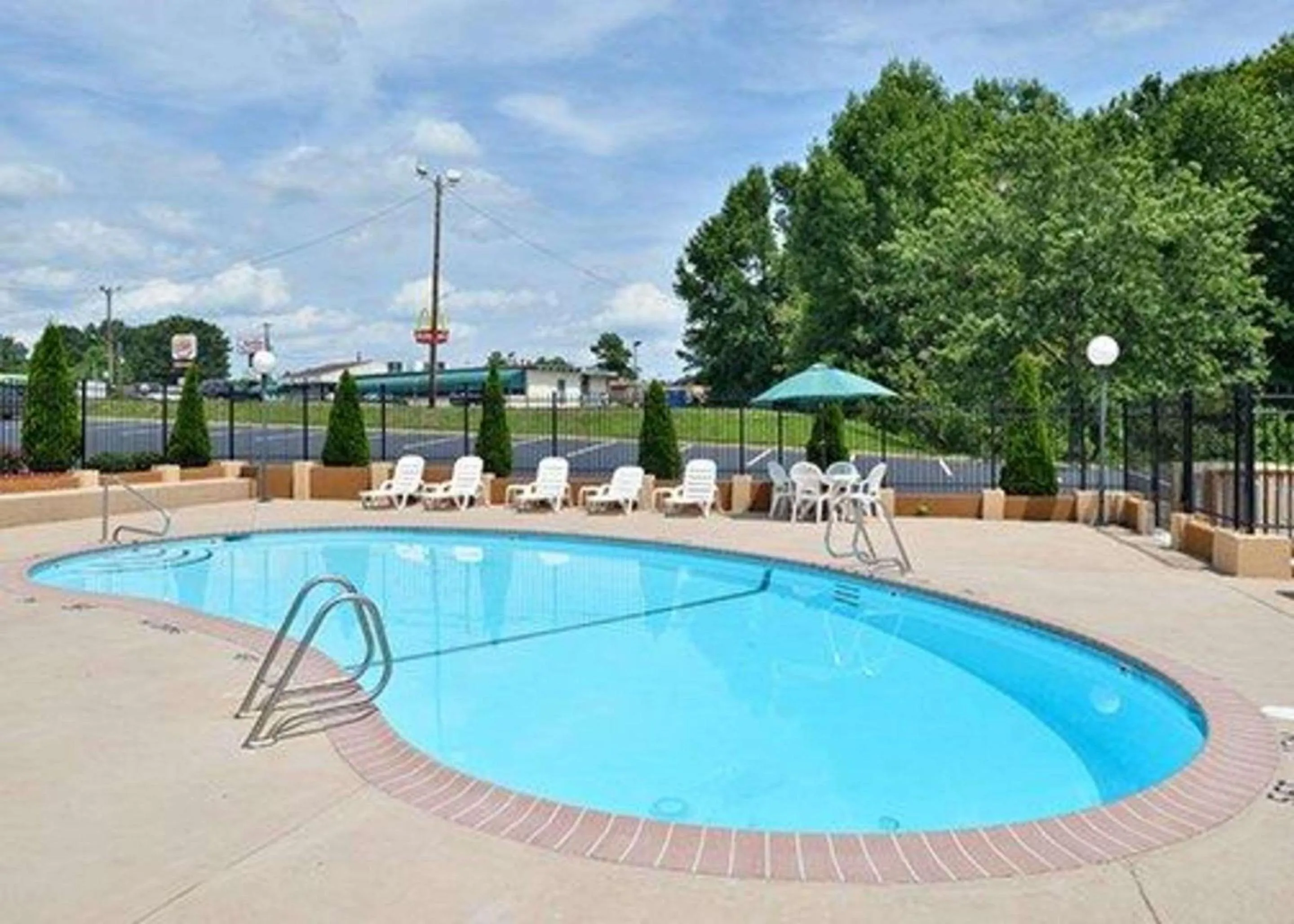 Swimming pool in Quality Inn Asheboro South
