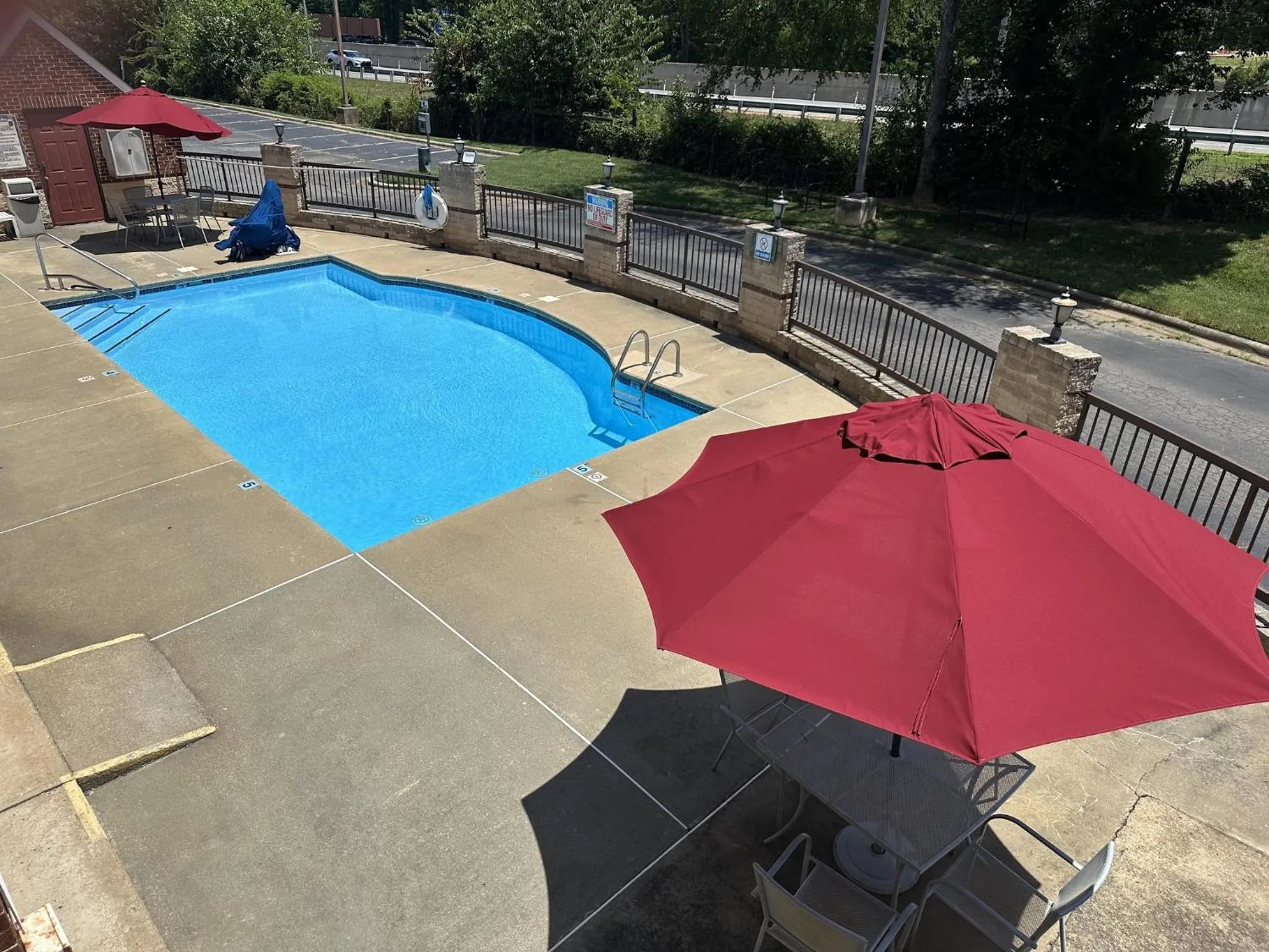 Swimming pool in Red Roof Inn & Suites Cornelius - Lake Norman
