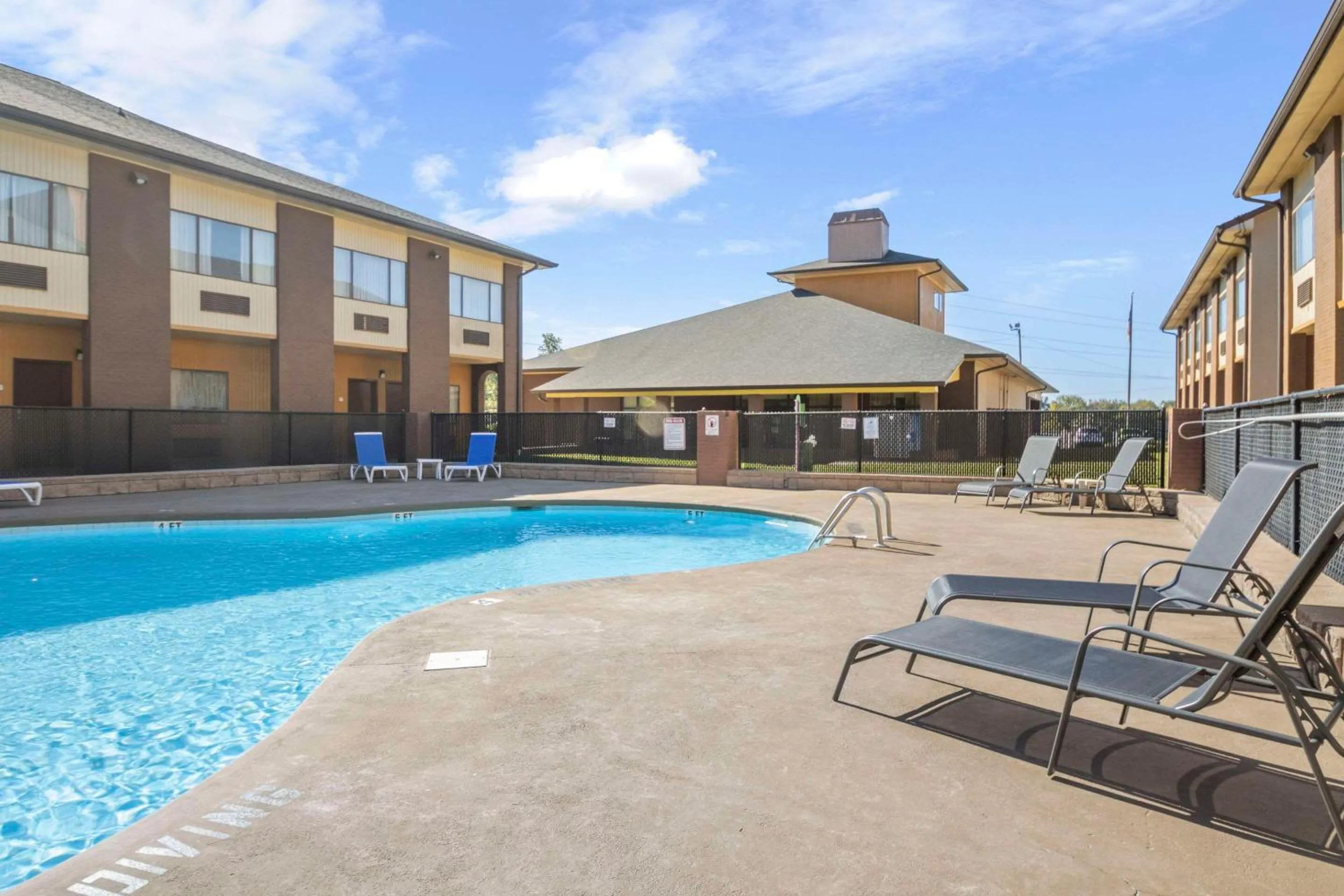 Swimming pool in Quality Suites Hickory South