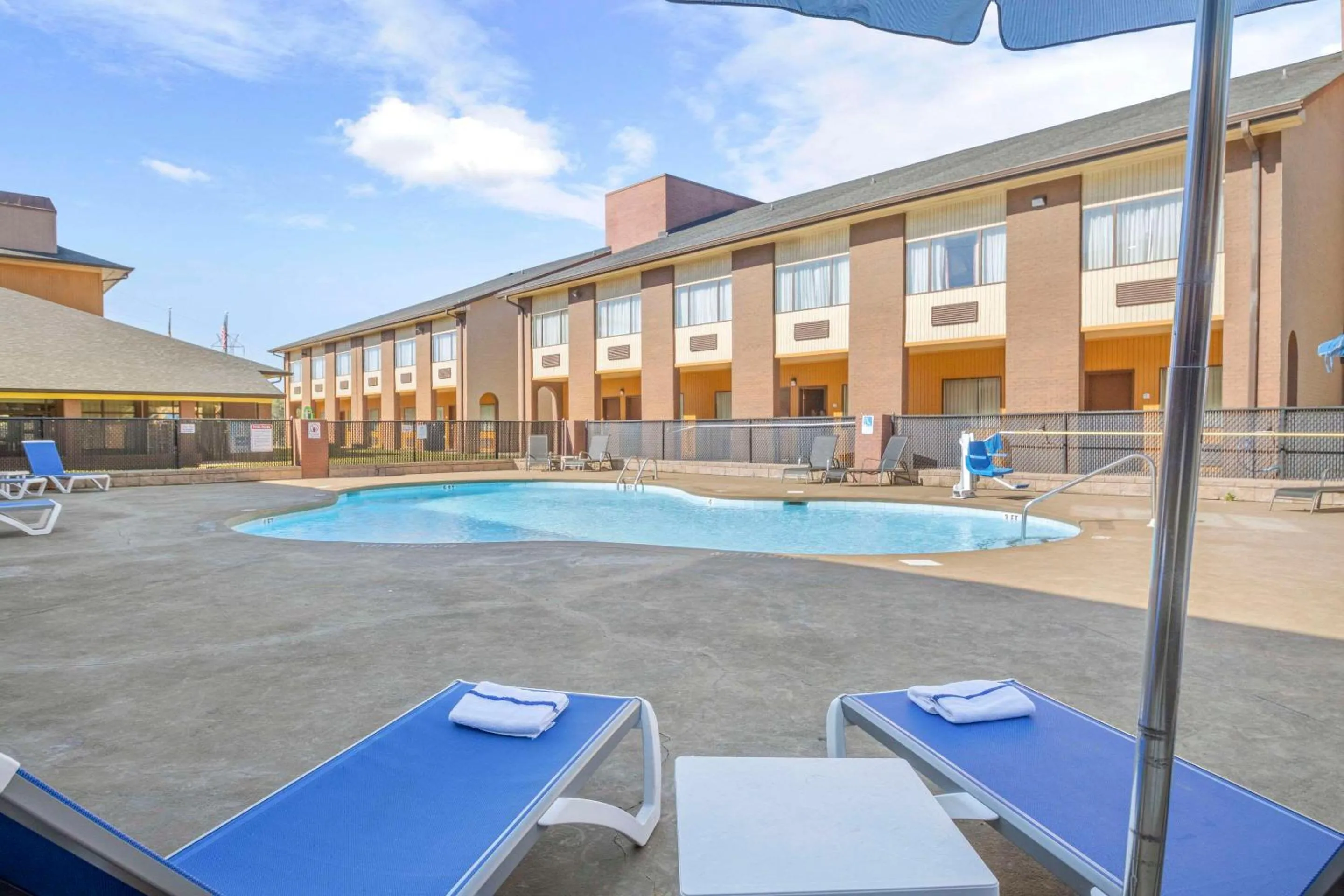 Swimming pool in Quality Suites Hickory South