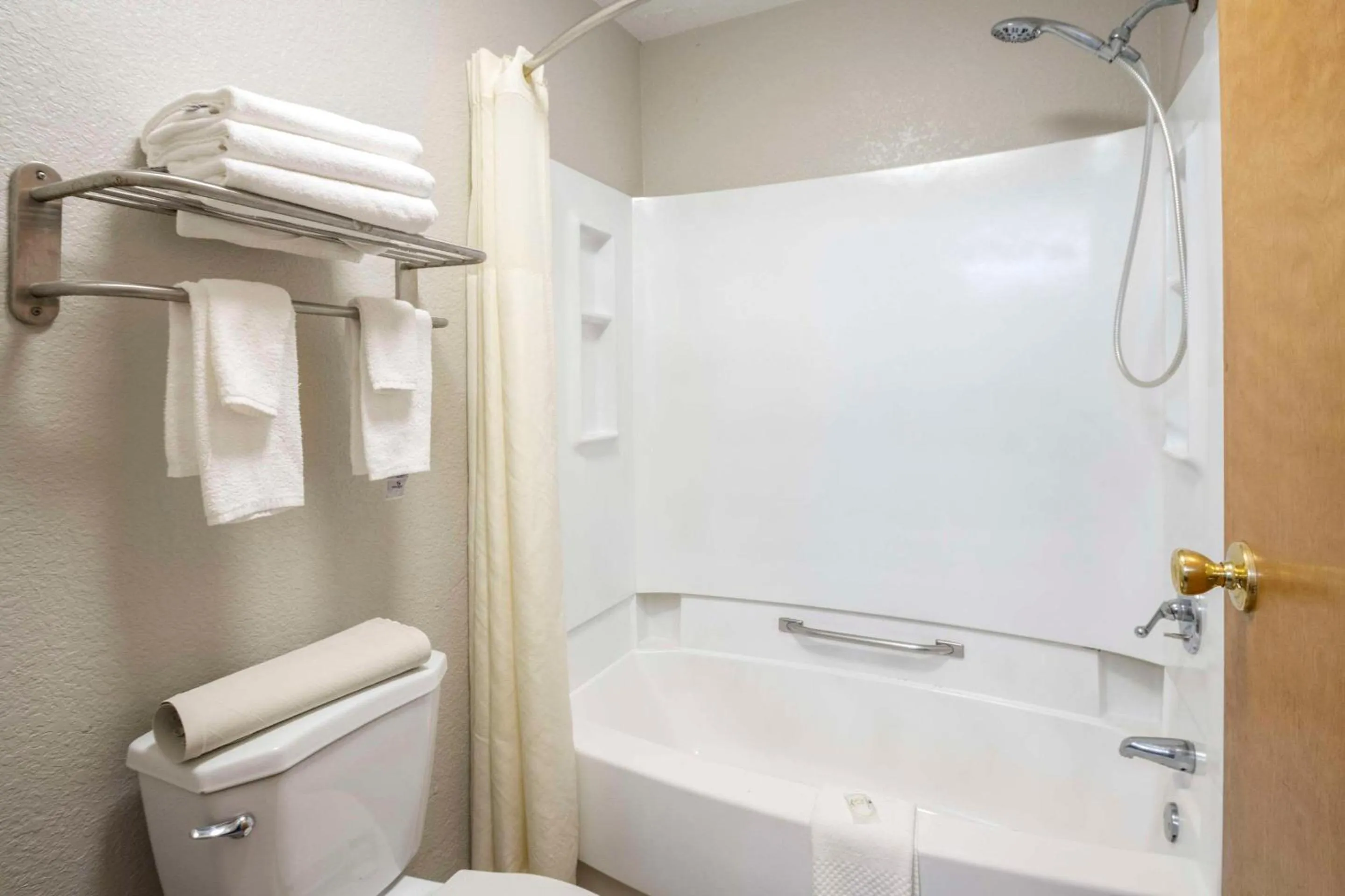 Bedroom in Quality Suites Hickory South