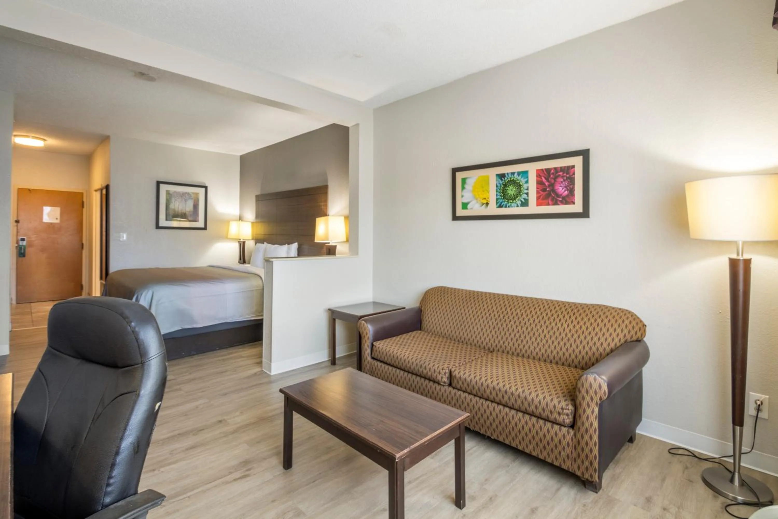 Living room, Bed in Quality Suites Hickory South
