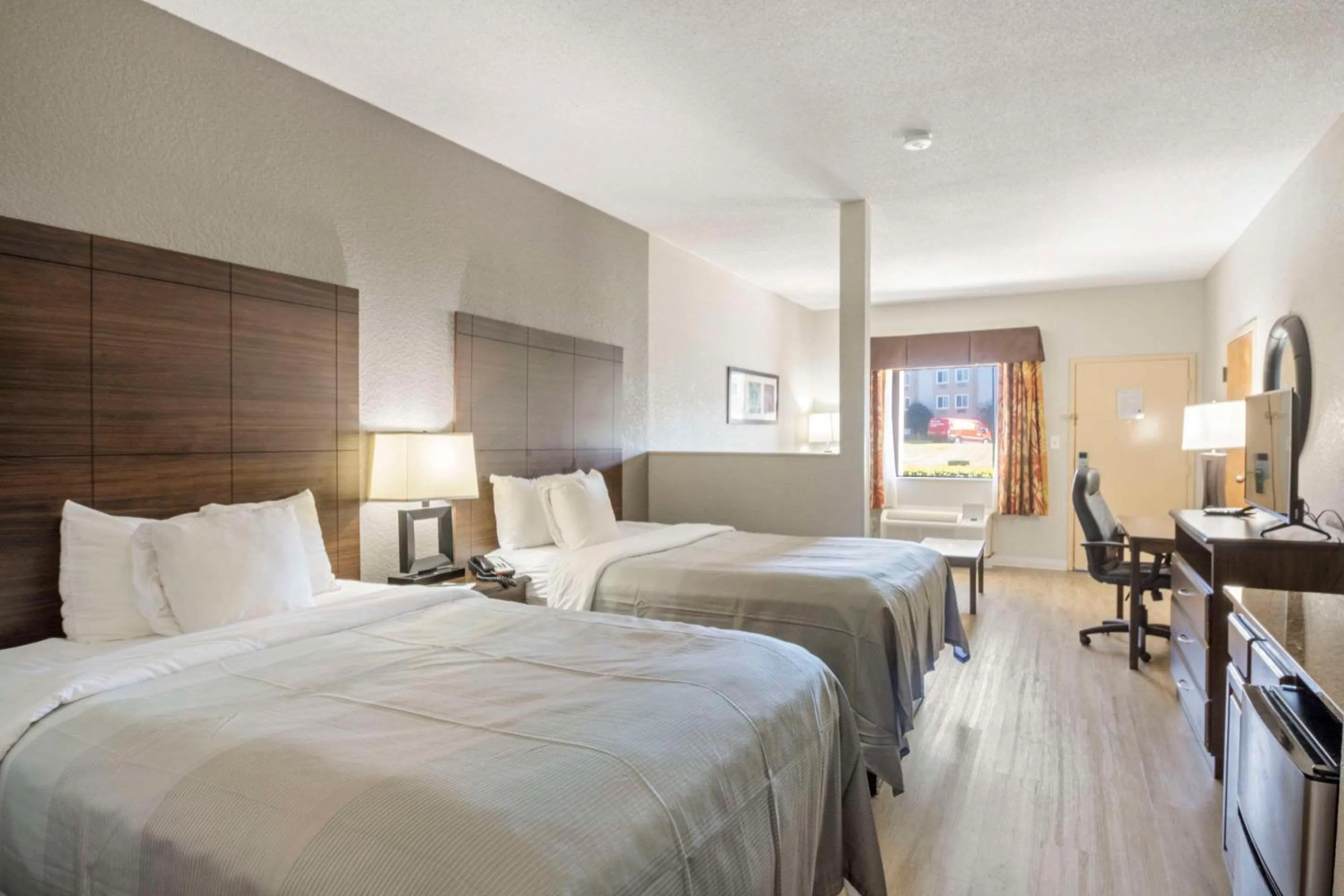 Bedroom, Bed in Quality Suites Hickory South