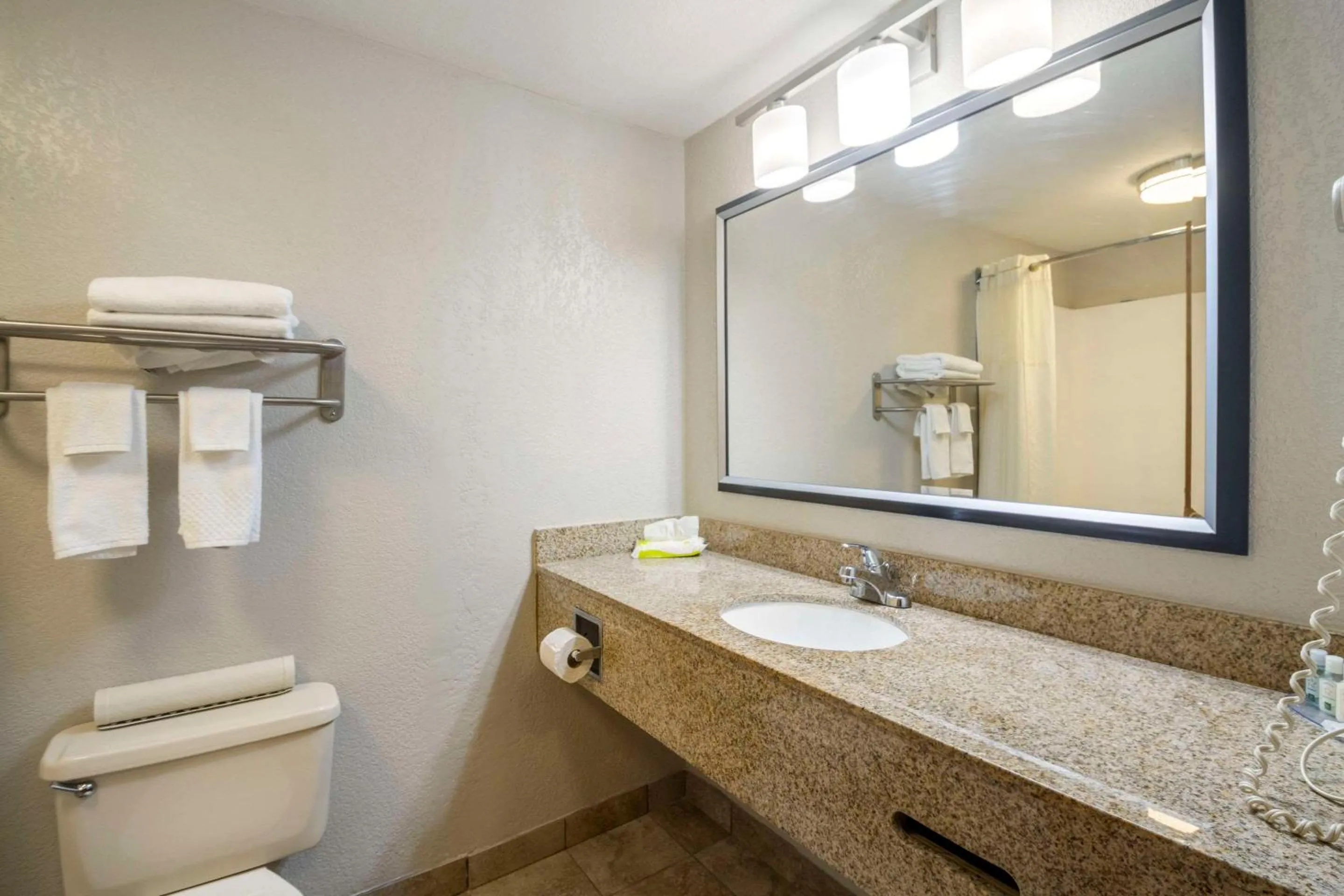 Bedroom in Quality Suites Hickory South