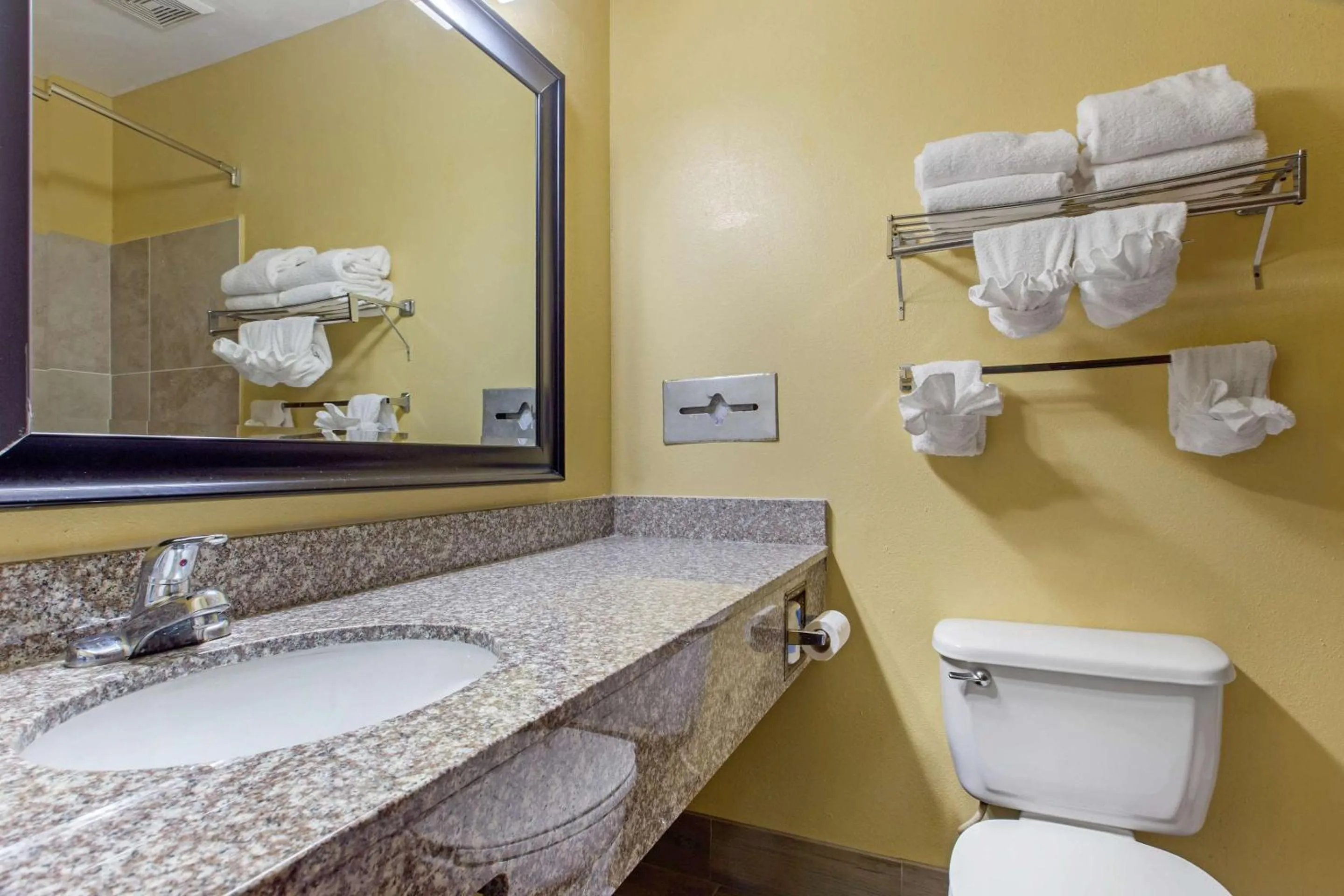 Bedroom in Quality Inn Williamston