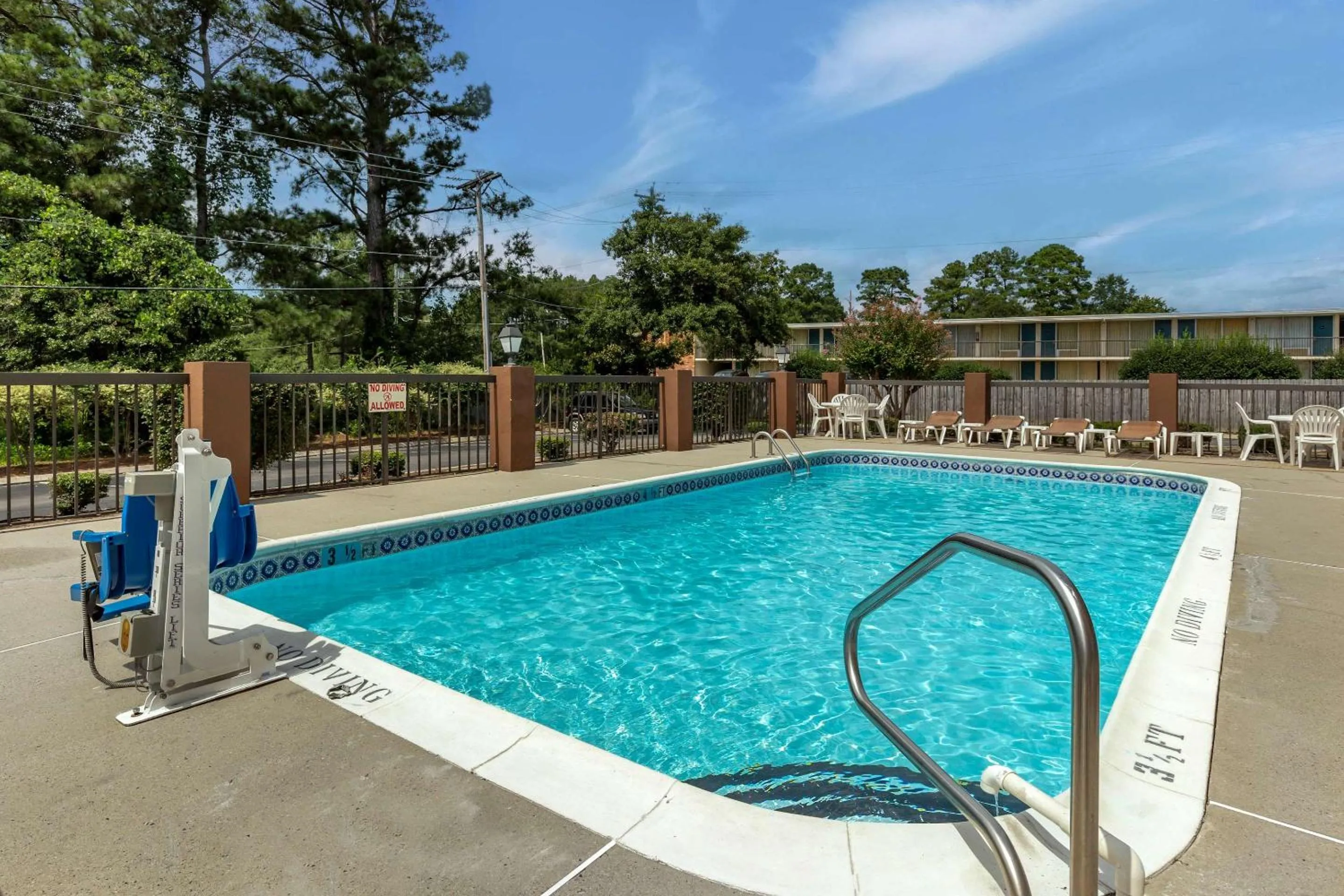 Swimming pool in Comfort Inn Laurinburg