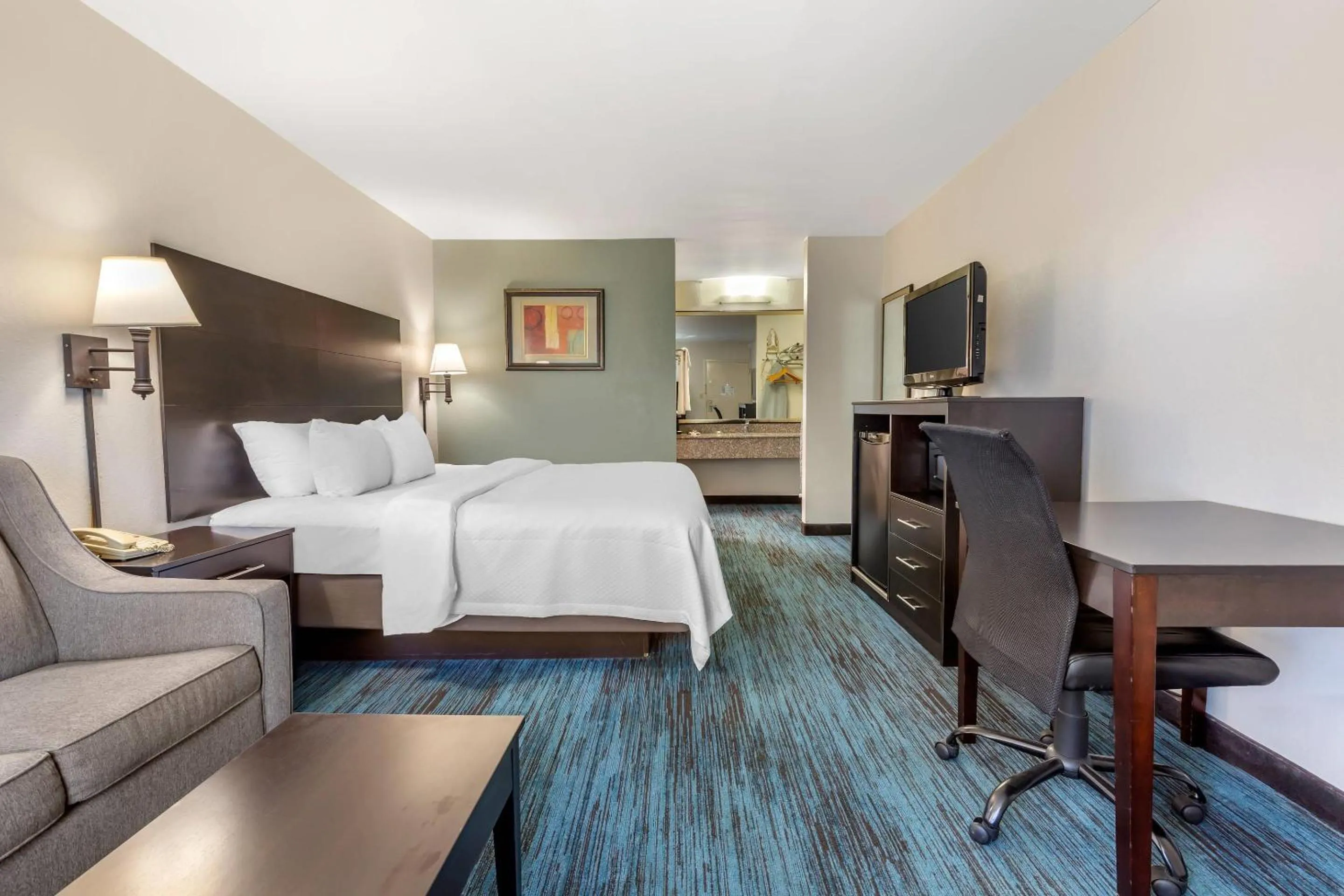 Bedroom, Bed in Quality Inn Mount Airy Mayberry