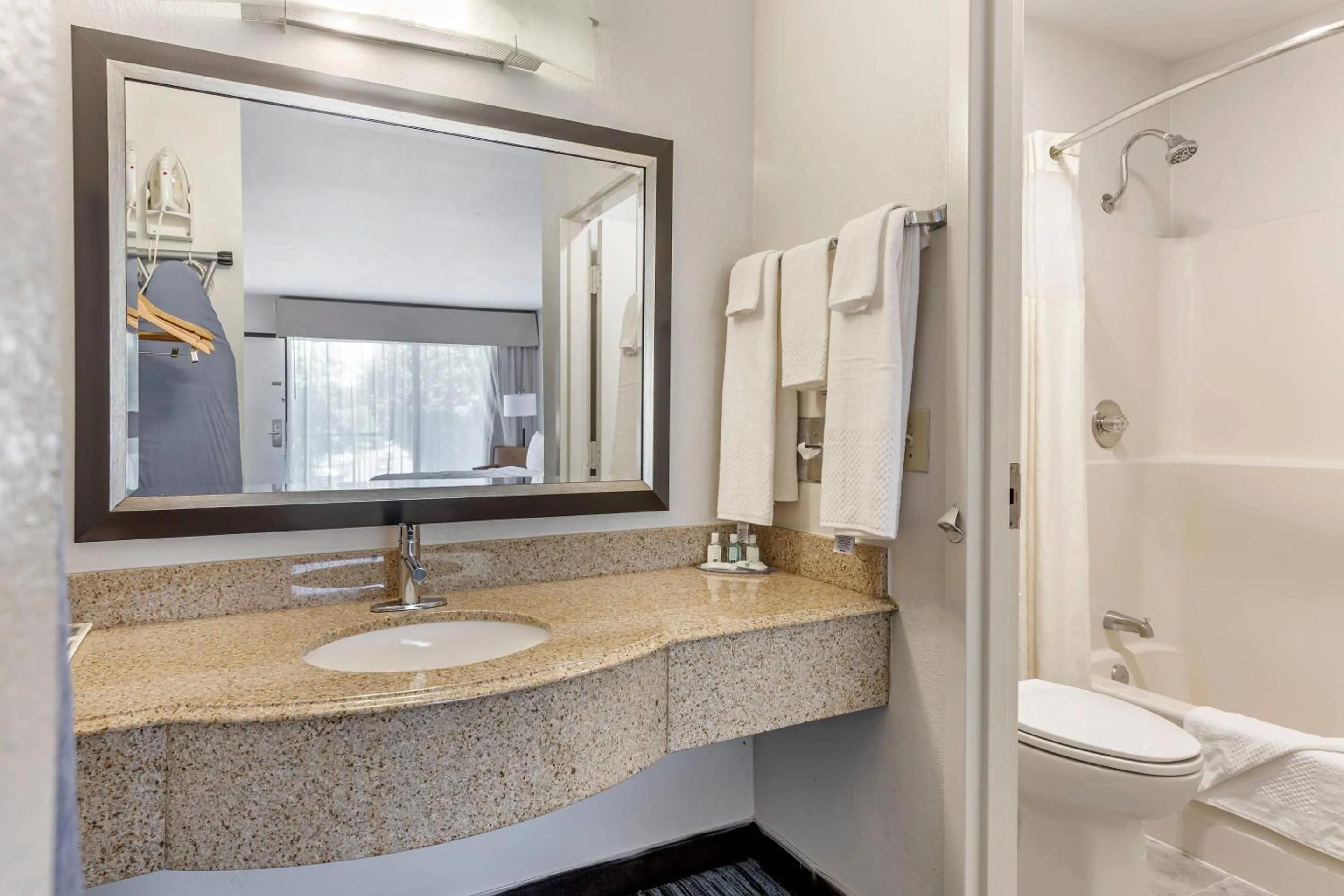 Bedroom in Quality Inn Mount Airy Mayberry