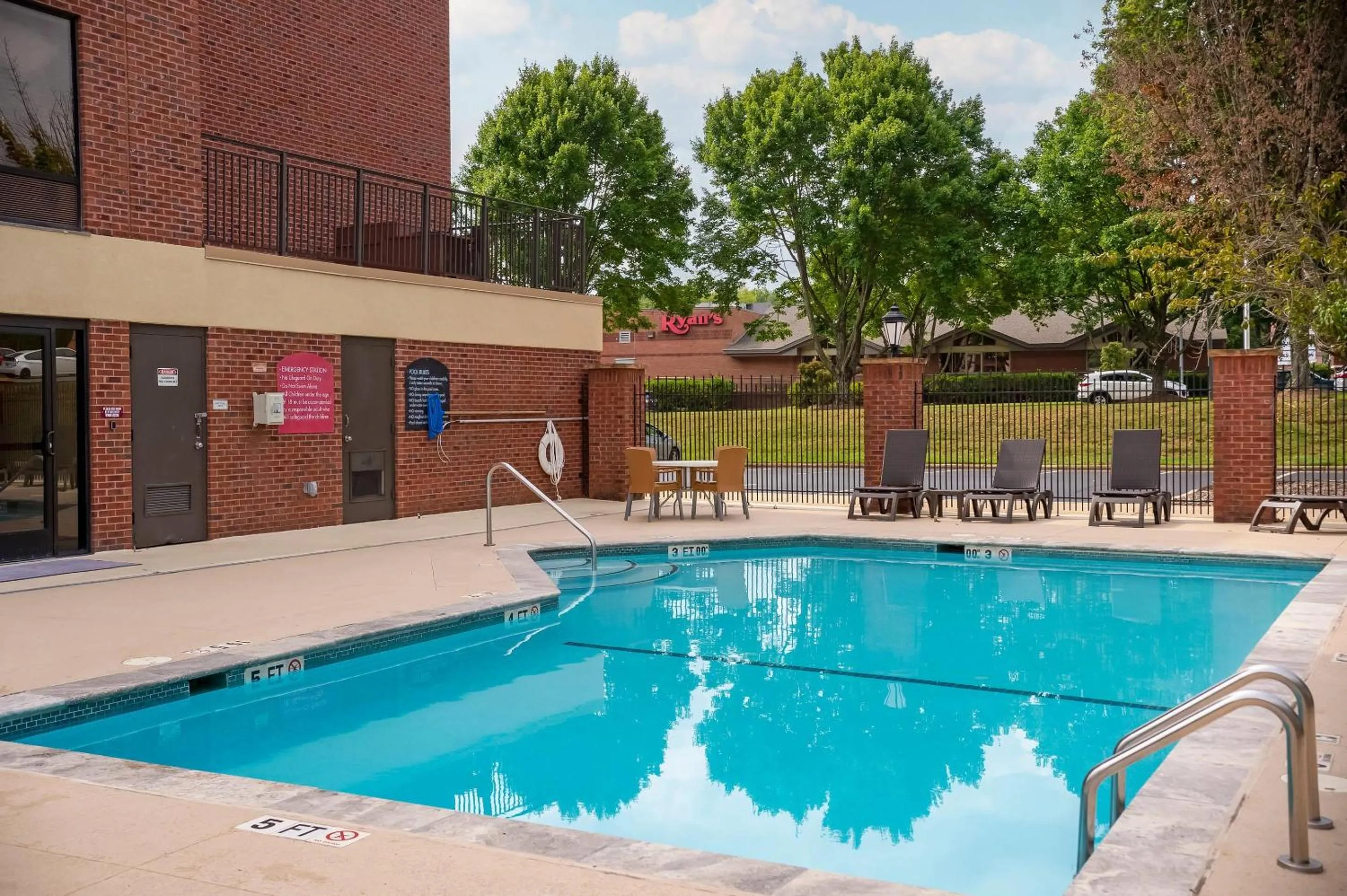 Swimming pool in Comfort Suites Outlet Center