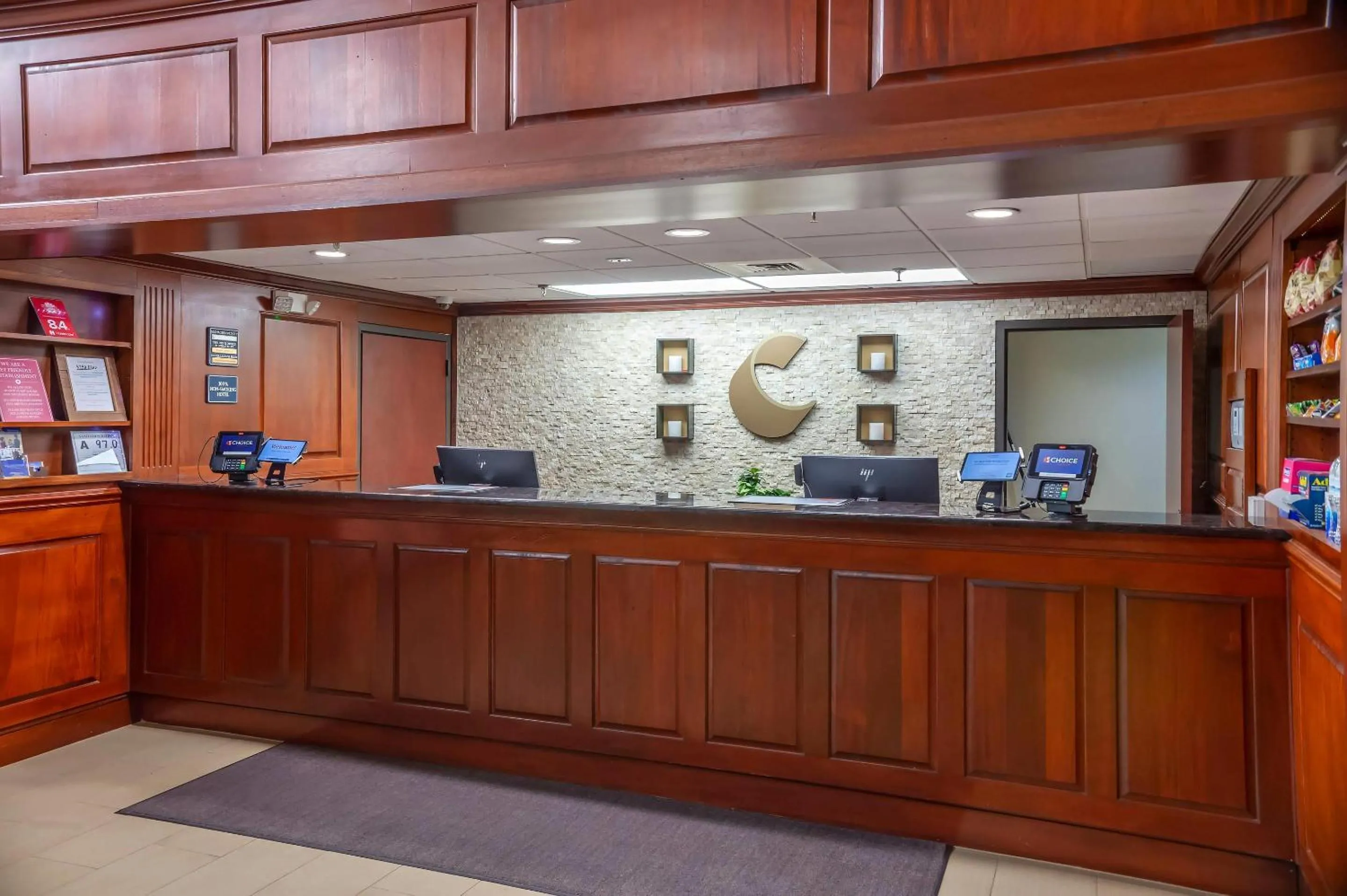 Lobby or reception in Comfort Suites Outlet Center