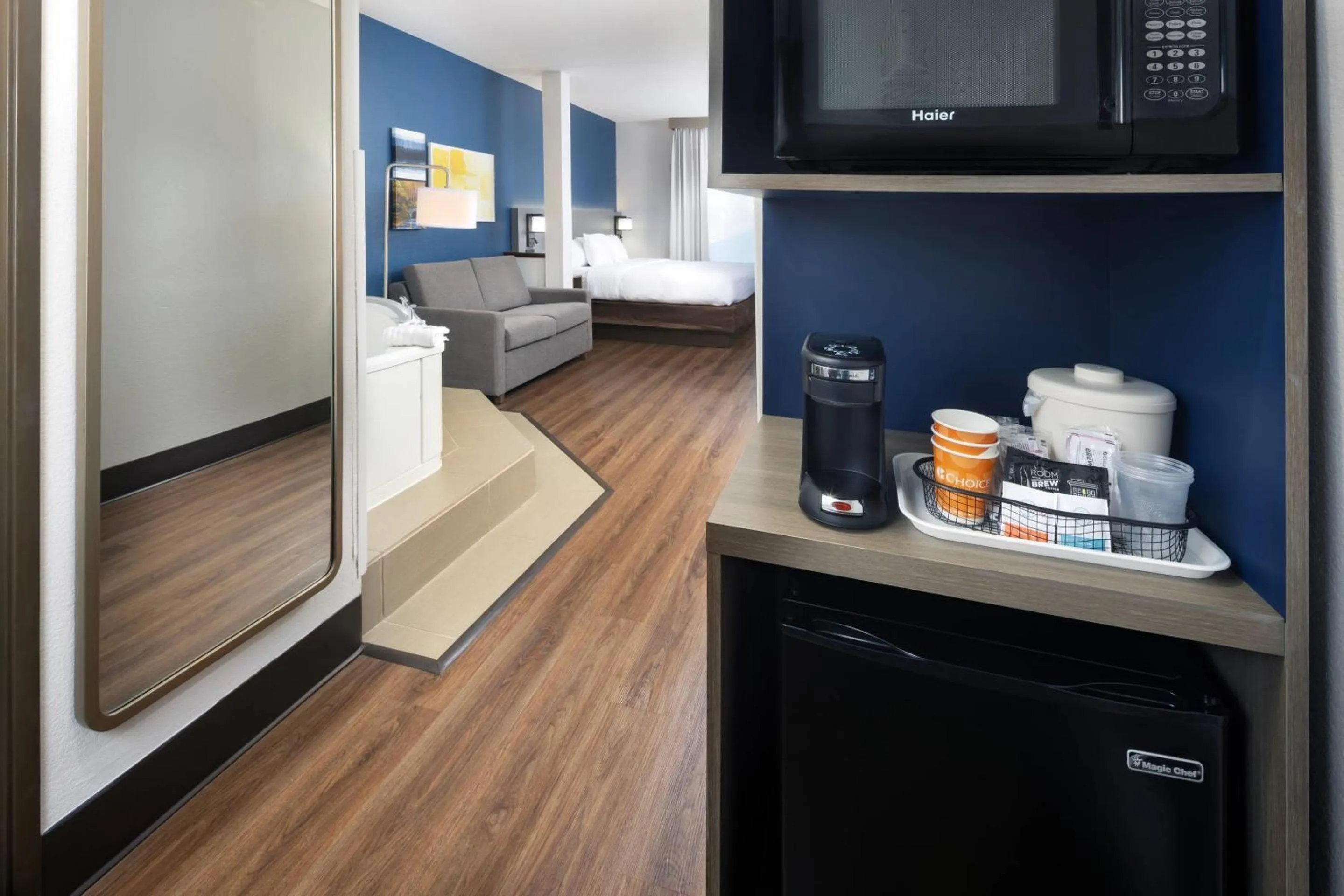 Bedroom, Bed in Comfort Suites Outlet Center