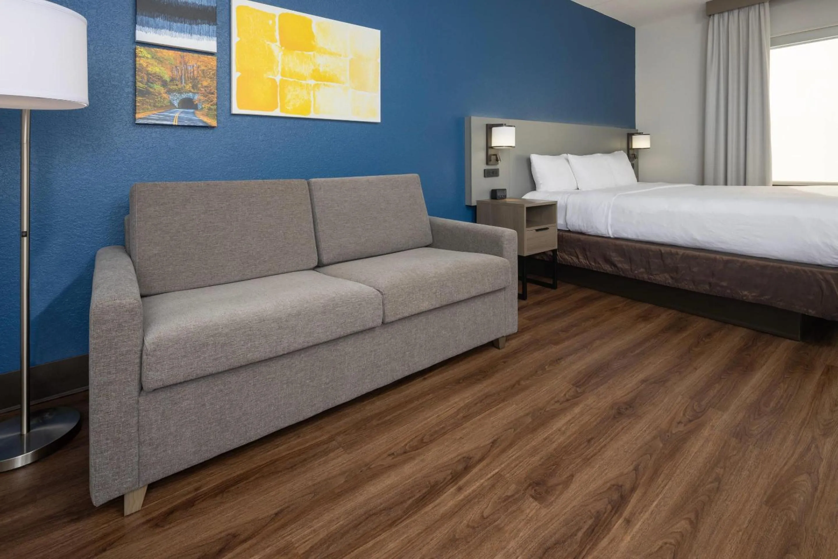 Bedroom, Bed in Comfort Suites Outlet Center