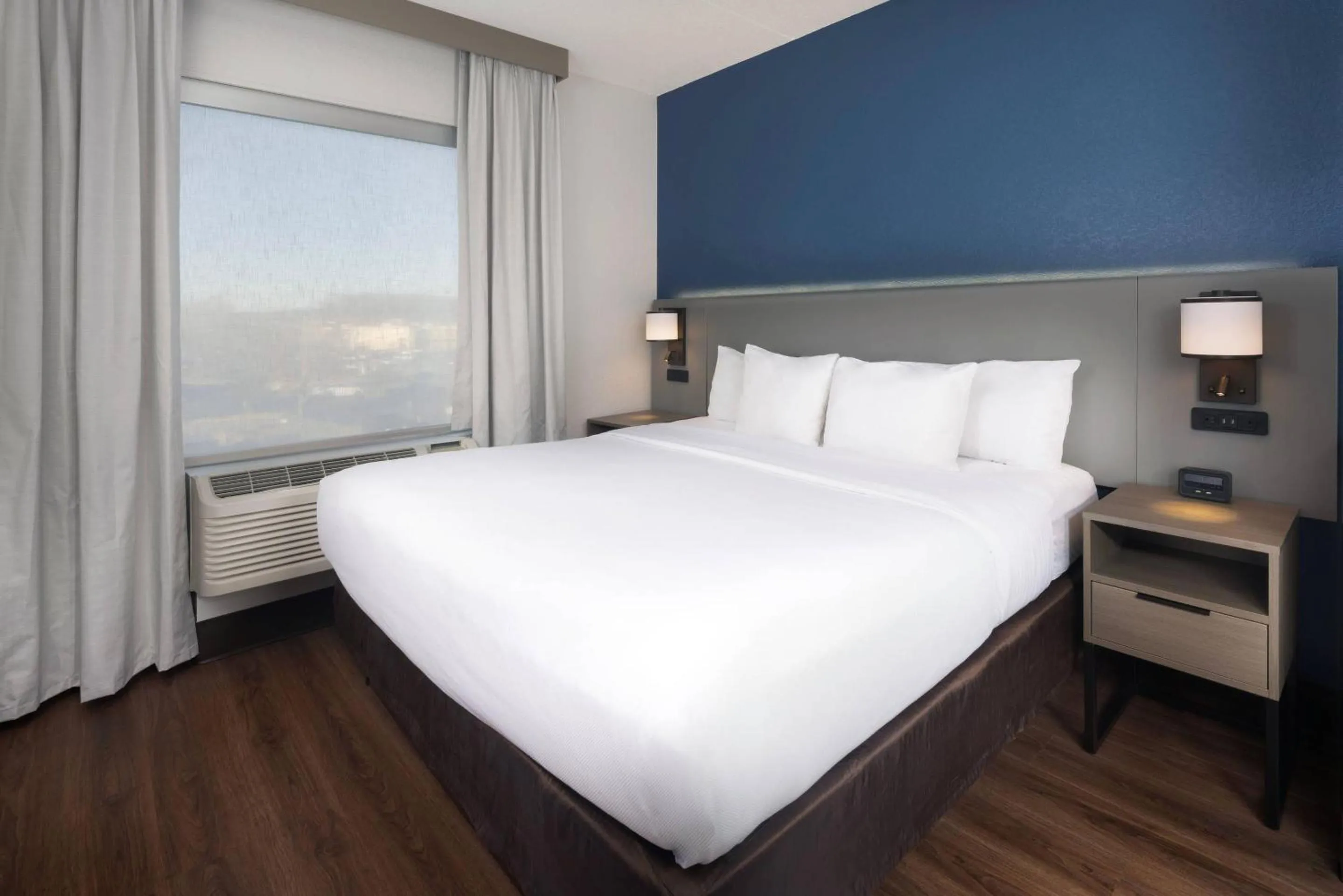 Bedroom, Bed in Comfort Suites Outlet Center