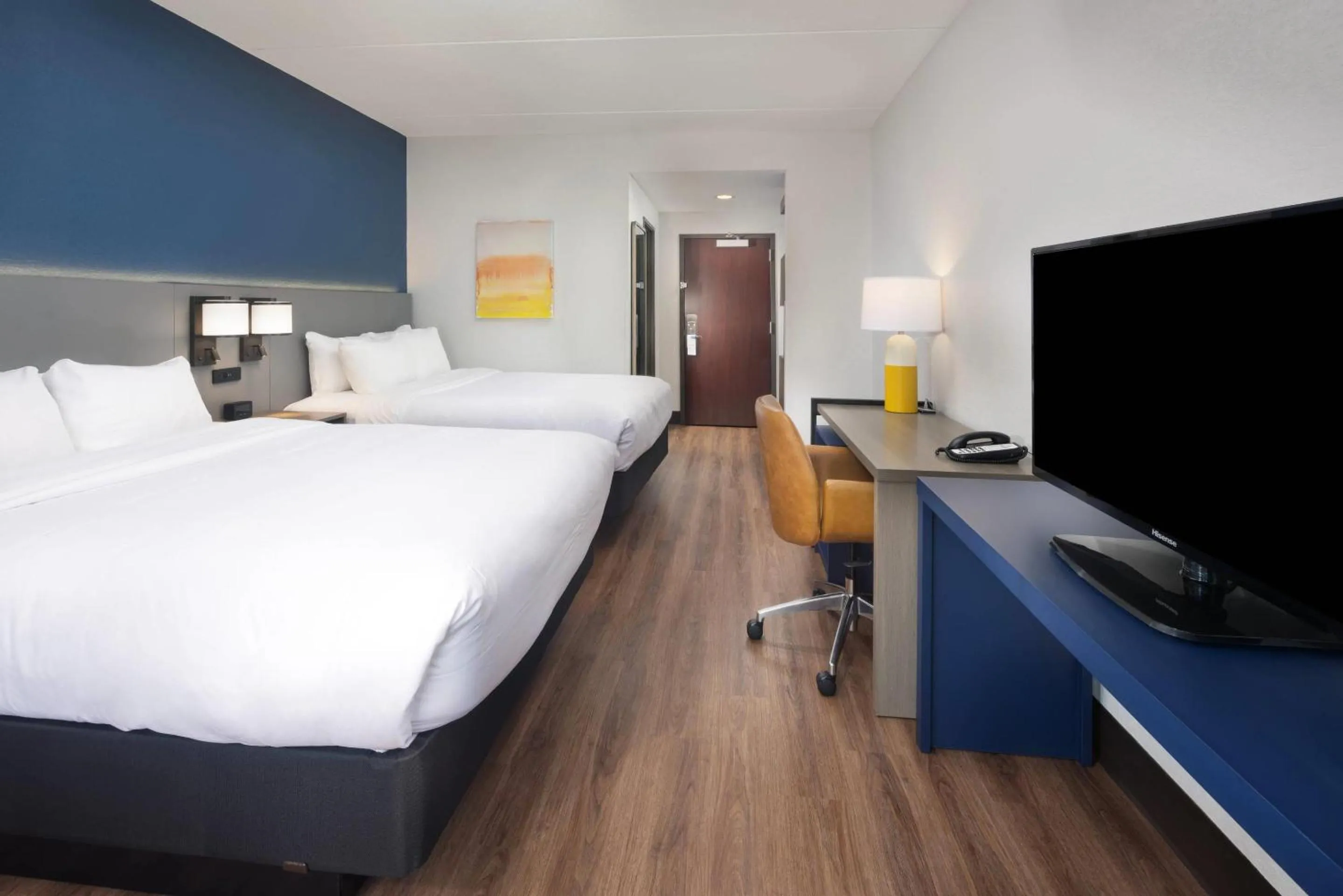 Bedroom, Bed in Comfort Suites Outlet Center