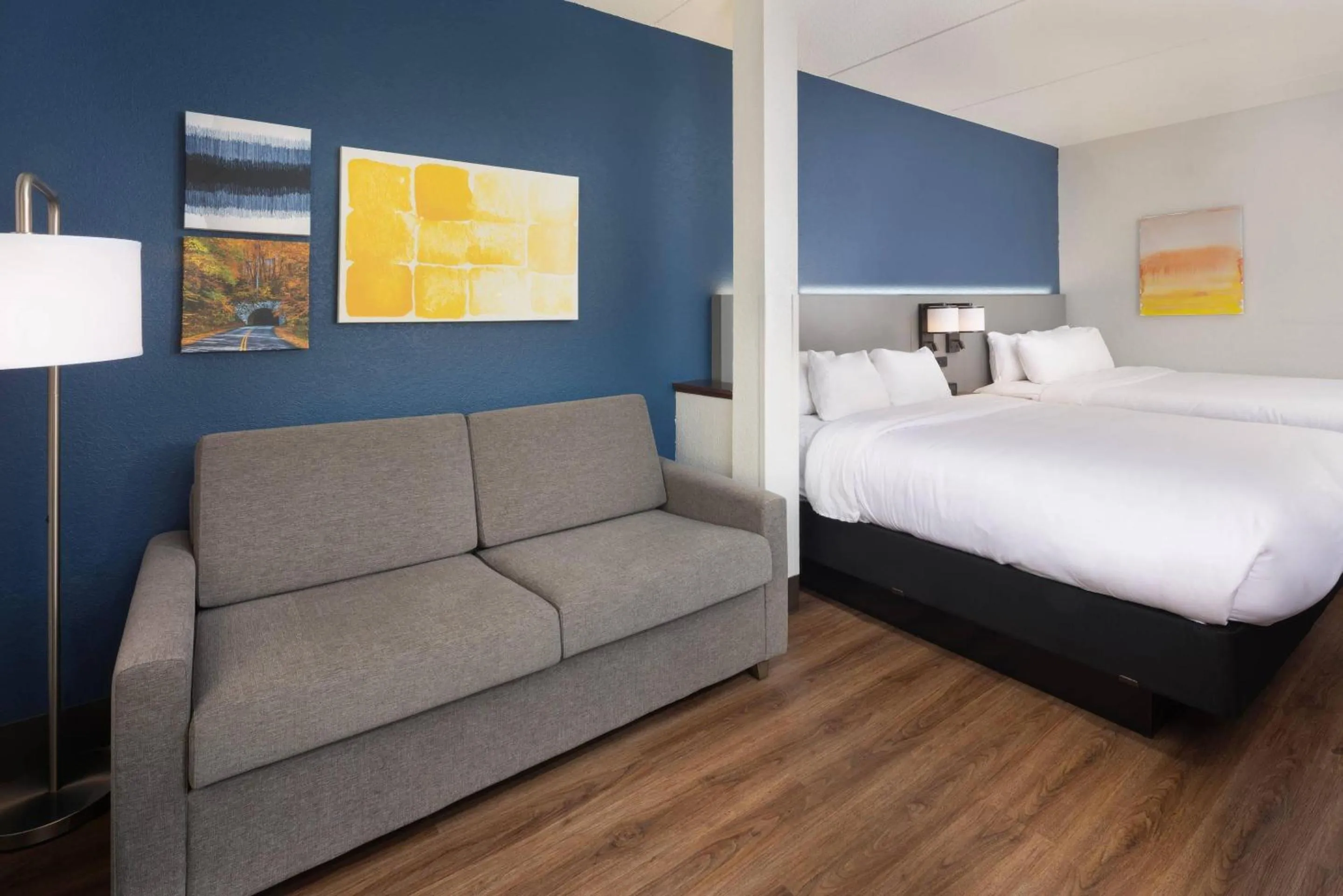 Bedroom, Bed in Comfort Suites Outlet Center