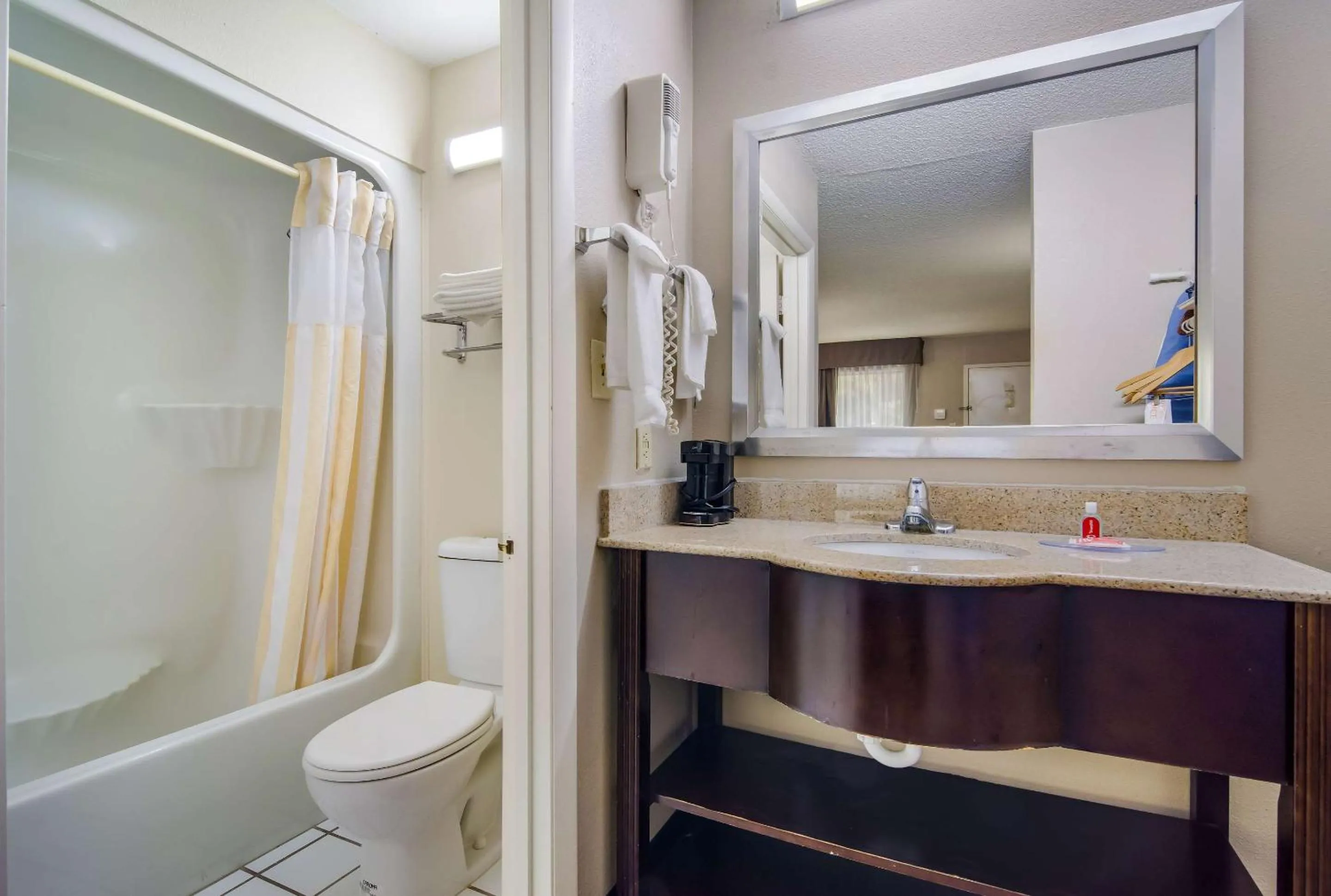 Bedroom in Econo Lodge Garner - Raleigh