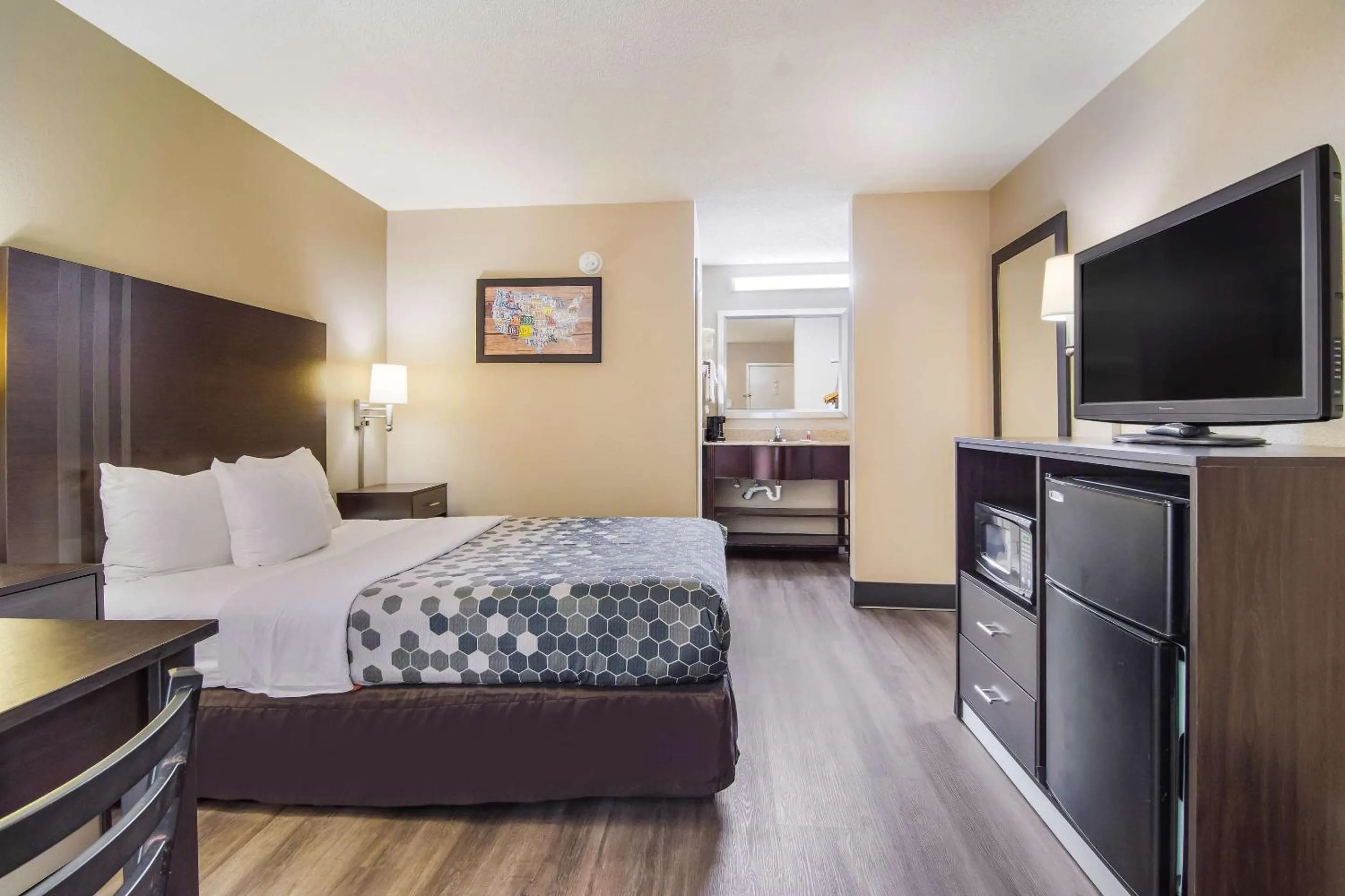 Bedroom, Bed in Econo Lodge Garner - Raleigh