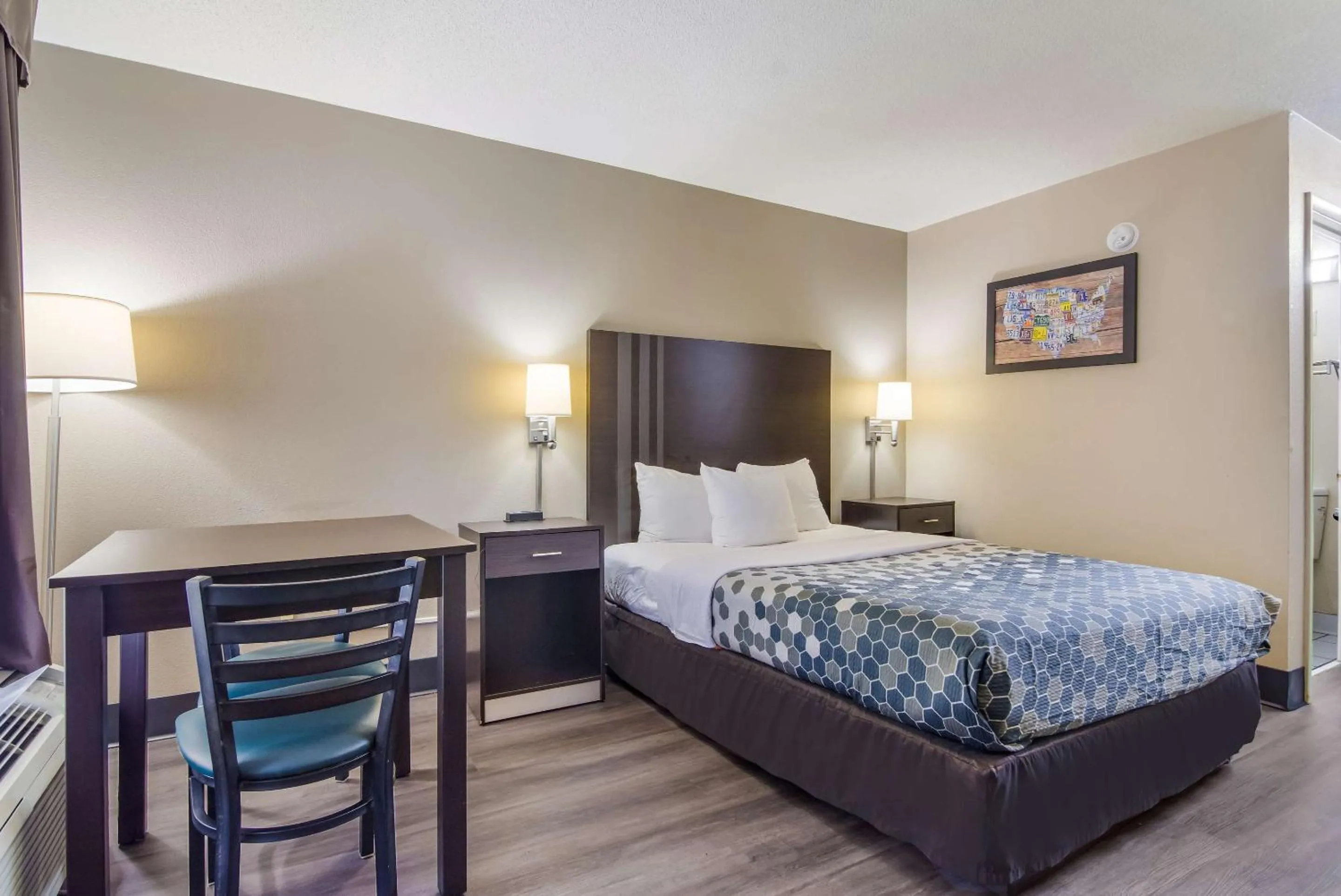 Bedroom, Bed in Econo Lodge Garner - Raleigh