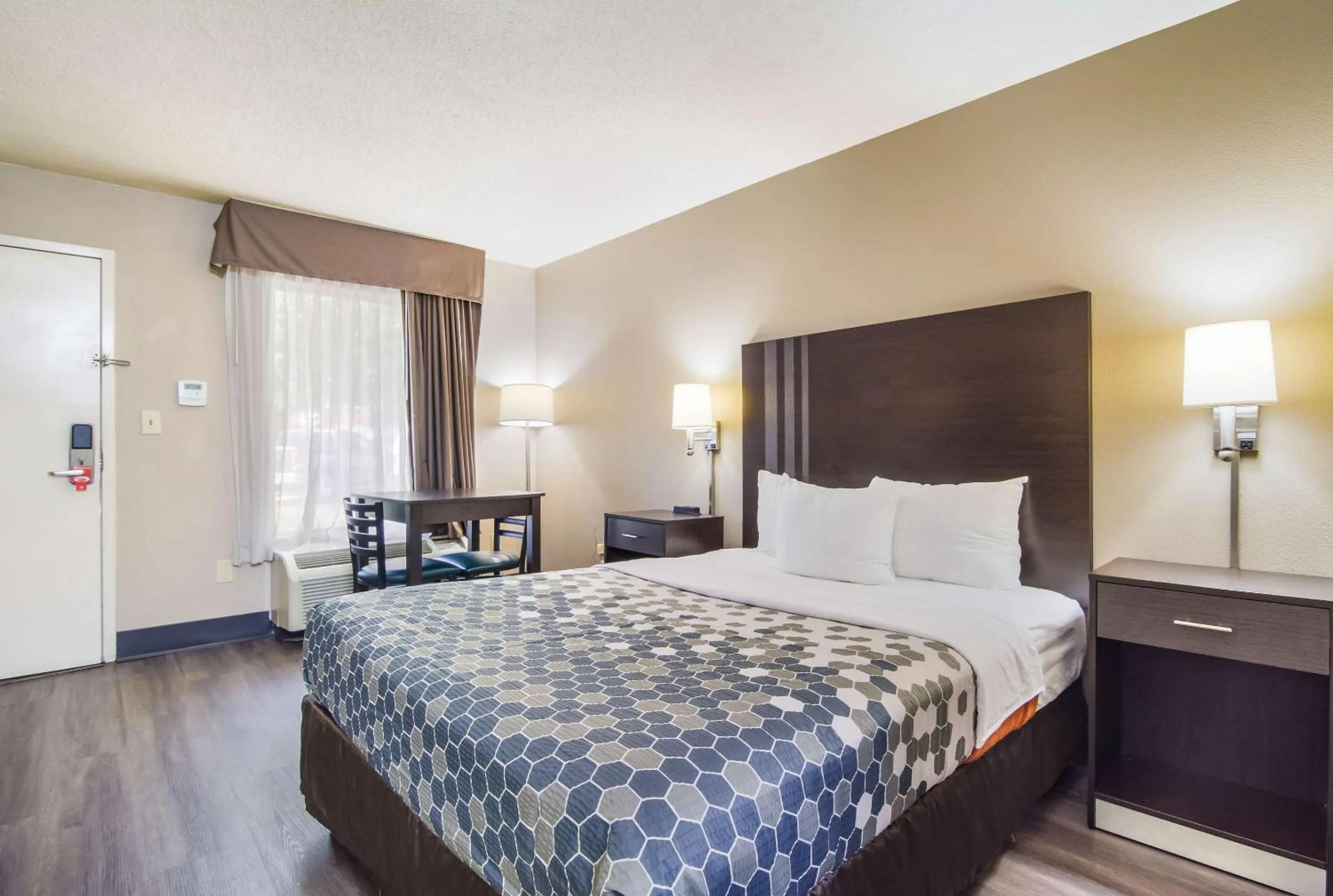 Bedroom, Bed in Econo Lodge Garner - Raleigh