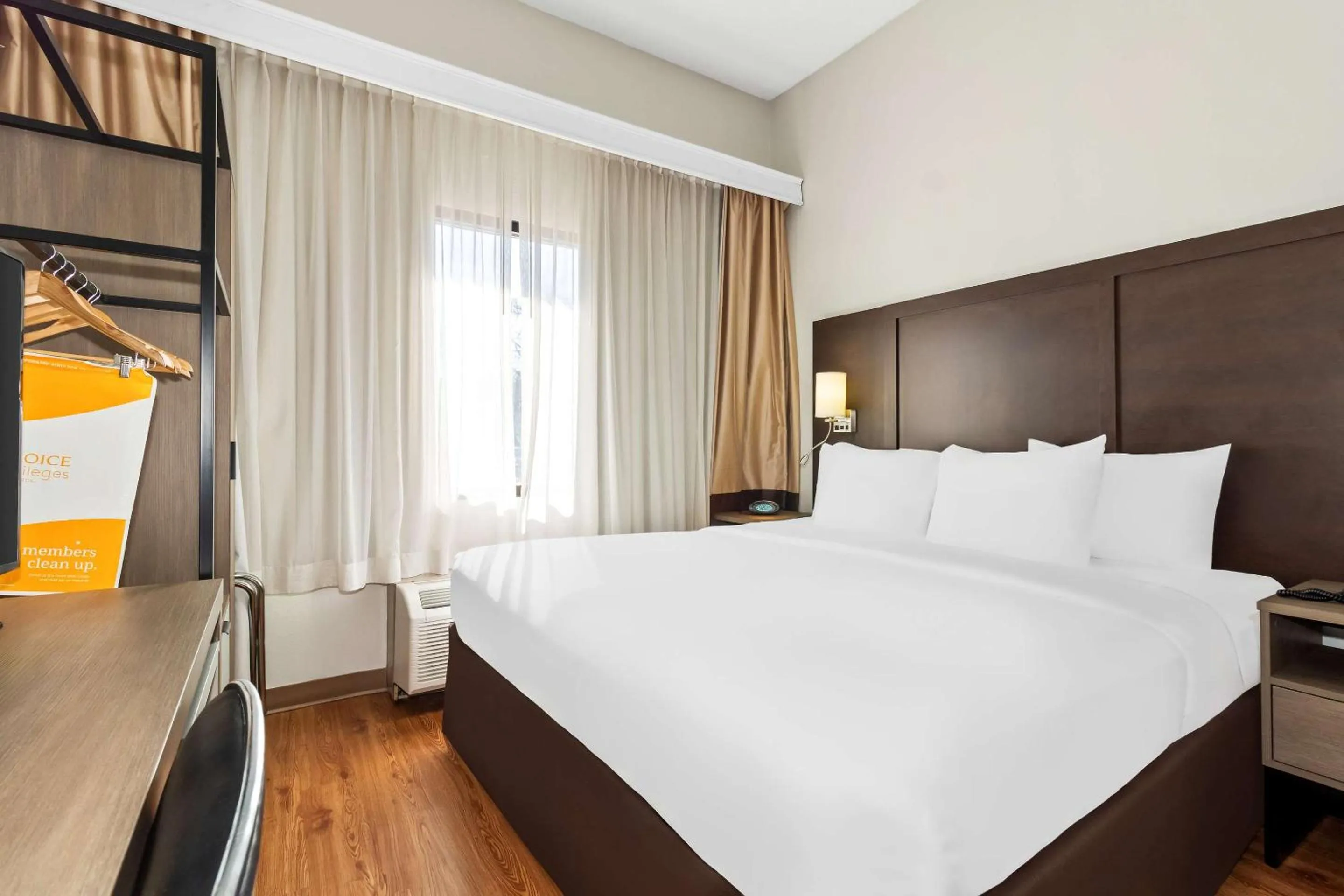 Bedroom, Bed in Comfort Suites Lumberton North