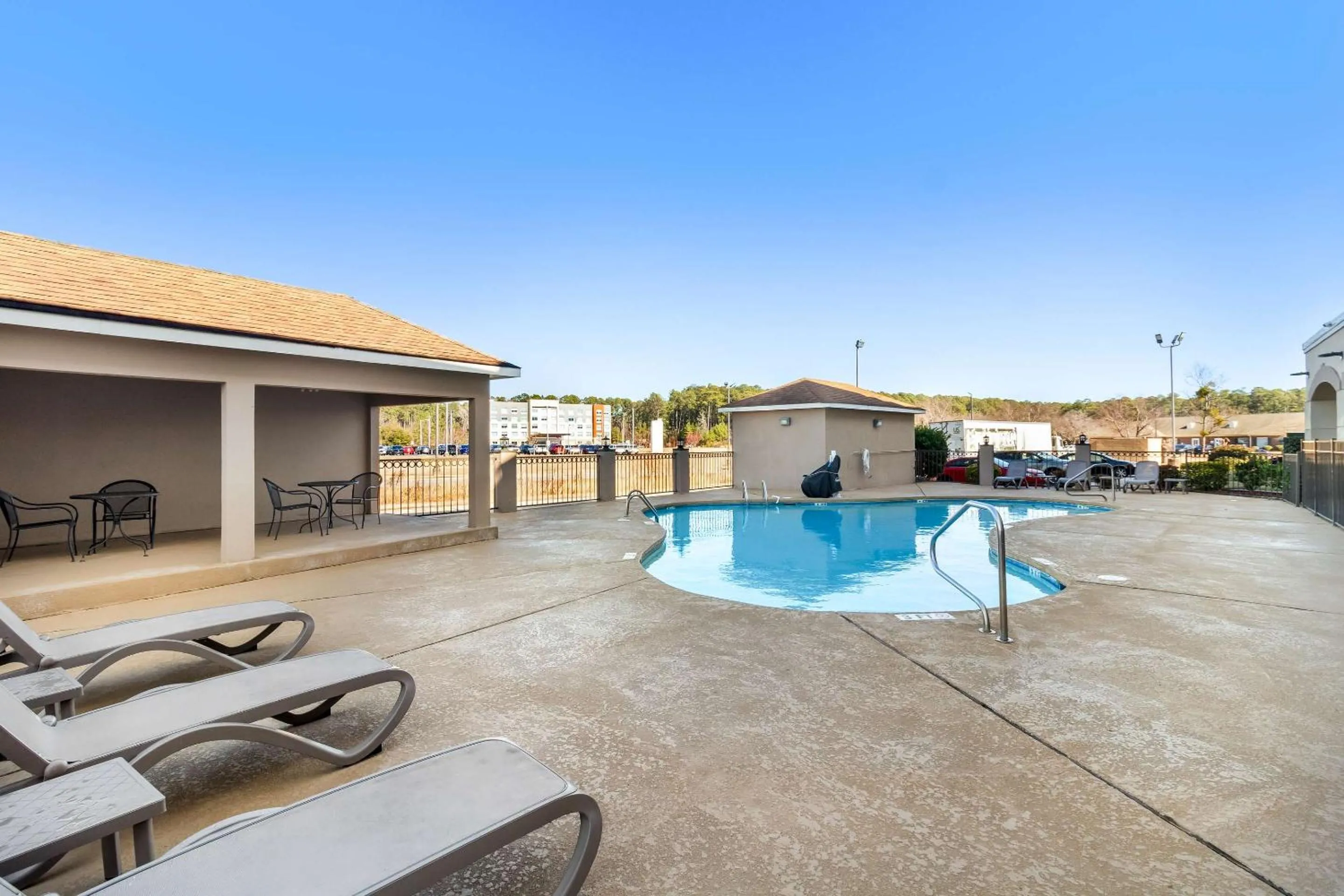 Swimming pool in Comfort Suites Lumberton North