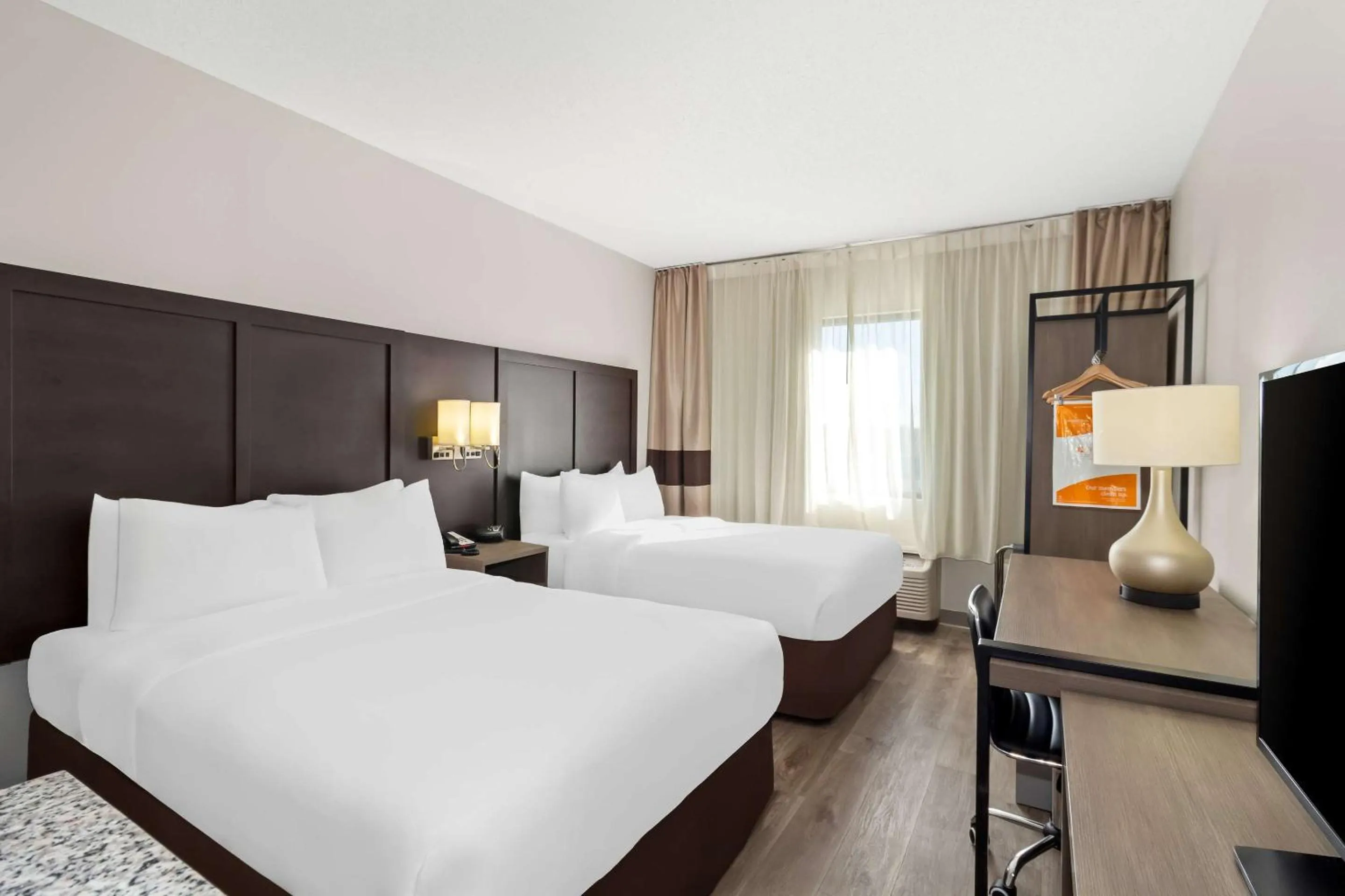 Bedroom, Bed in Comfort Suites Lumberton North